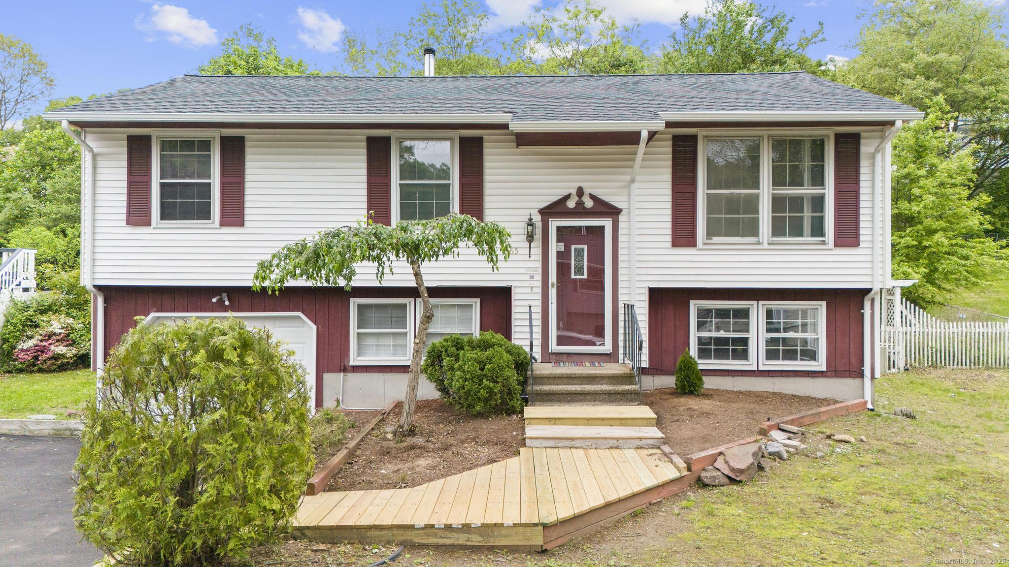 Property for Sale at Celentano Drive, Naugatuck, Connecticut - Bedrooms: 3 
Bathrooms: 2 
Rooms: 6  - $349,000