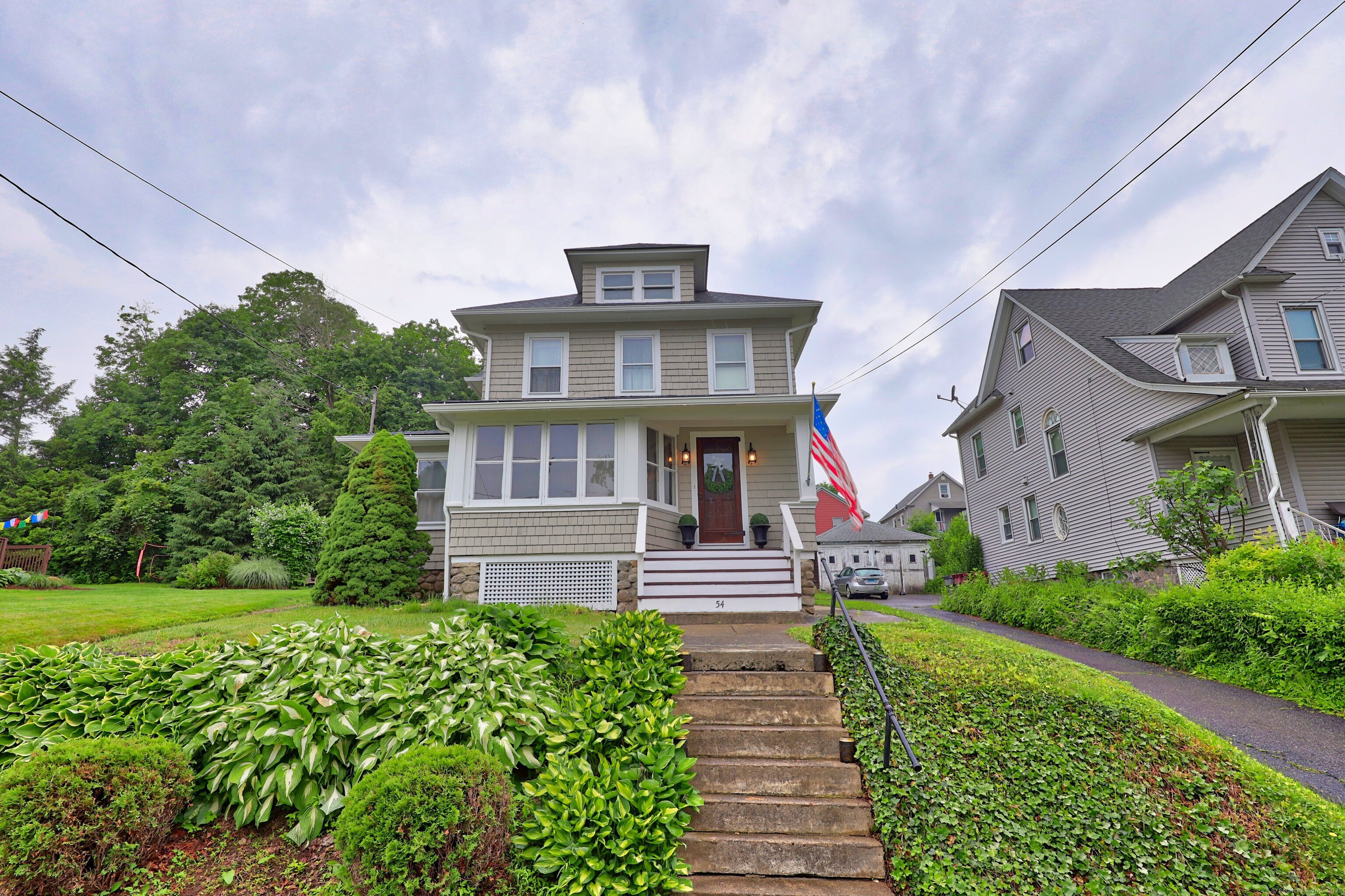 Woodlawn Avenue, Naugatuck, Connecticut - 3 Bedrooms  
2 Bathrooms  
6 Rooms - 