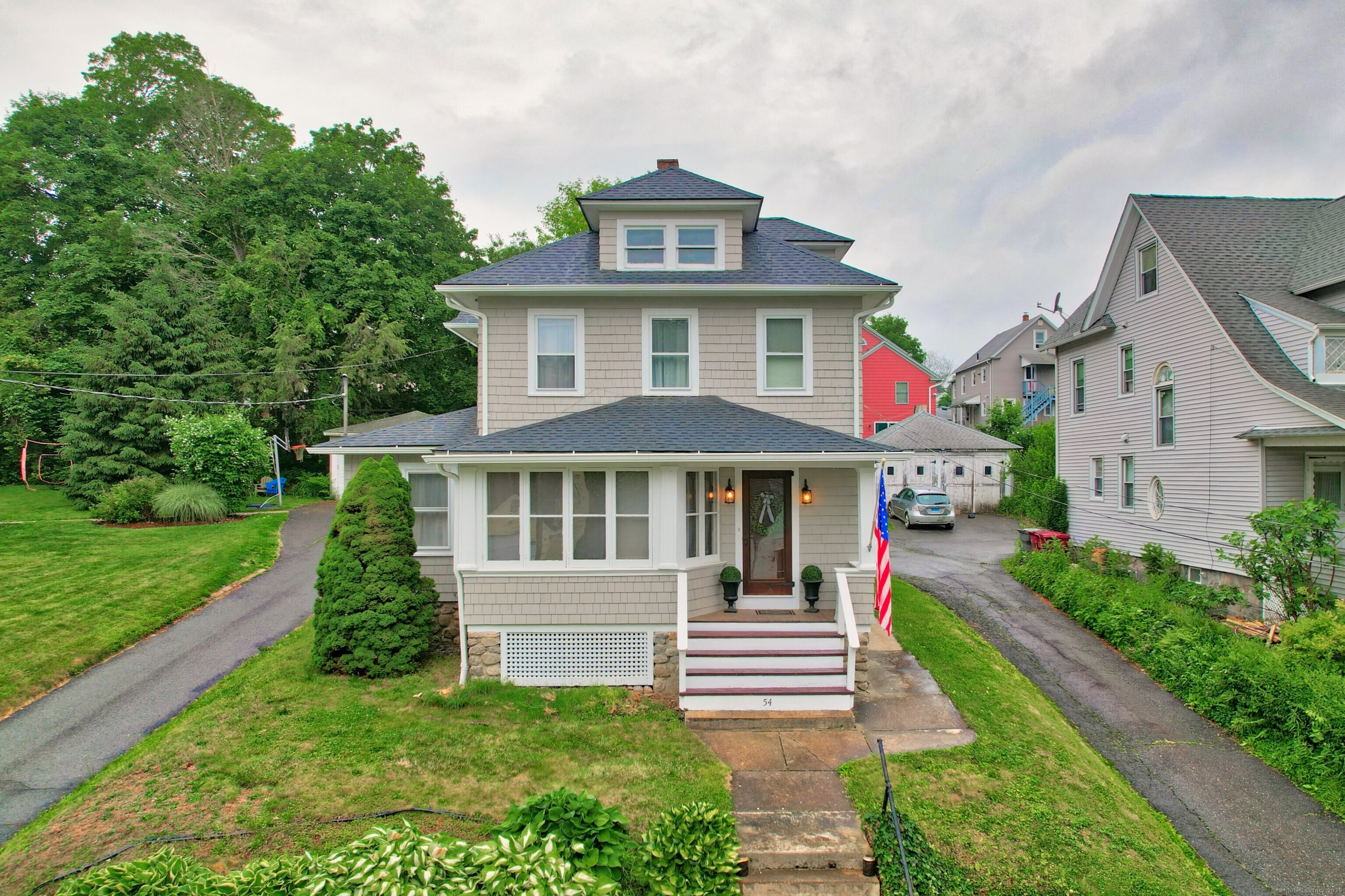 Woodlawn Avenue, Naugatuck, Connecticut - 3 Bedrooms  
2 Bathrooms  
6 Rooms - 