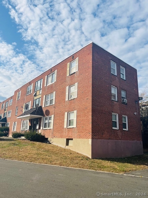 Rental Property at Wethersfield Avenue 5, Hartford, Connecticut - Bedrooms: 2 
Bathrooms: 1 
Rooms: 4  - $1,100 MO.