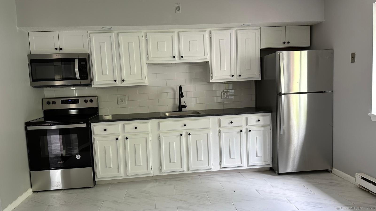 Rental Property at Woodward Avenue 4, New Haven, Connecticut - Bedrooms: 2 
Bathrooms: 1 
Rooms: 5  - $1,800 MO.