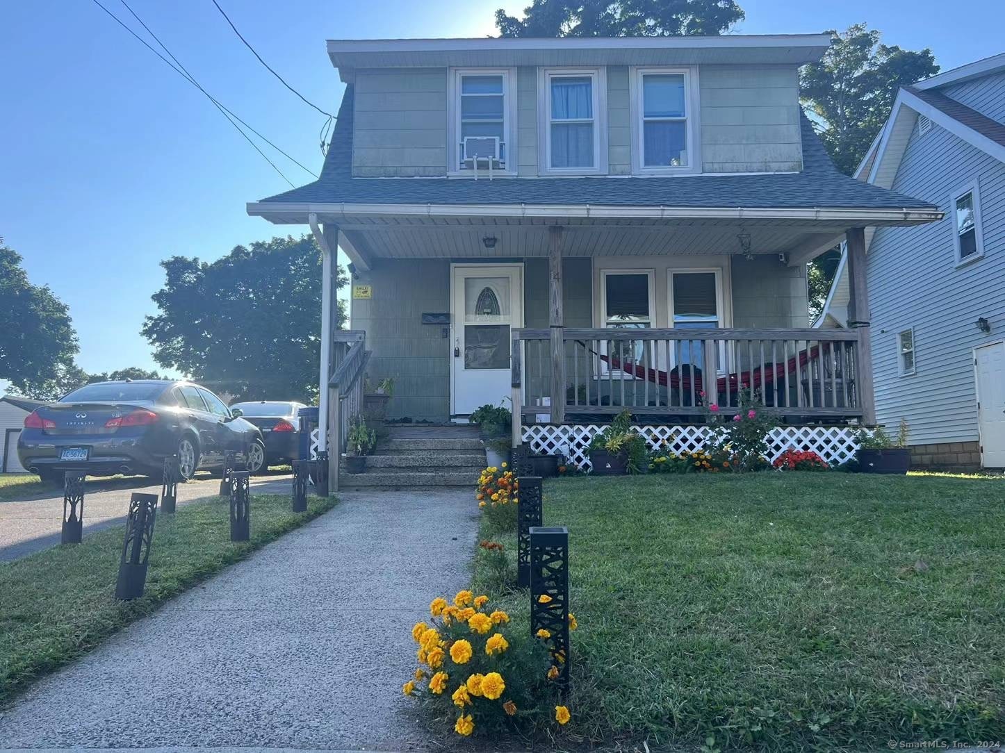 Bayview Place, West Haven, Connecticut - 3 Bedrooms  
2 Bathrooms  
6 Rooms - 