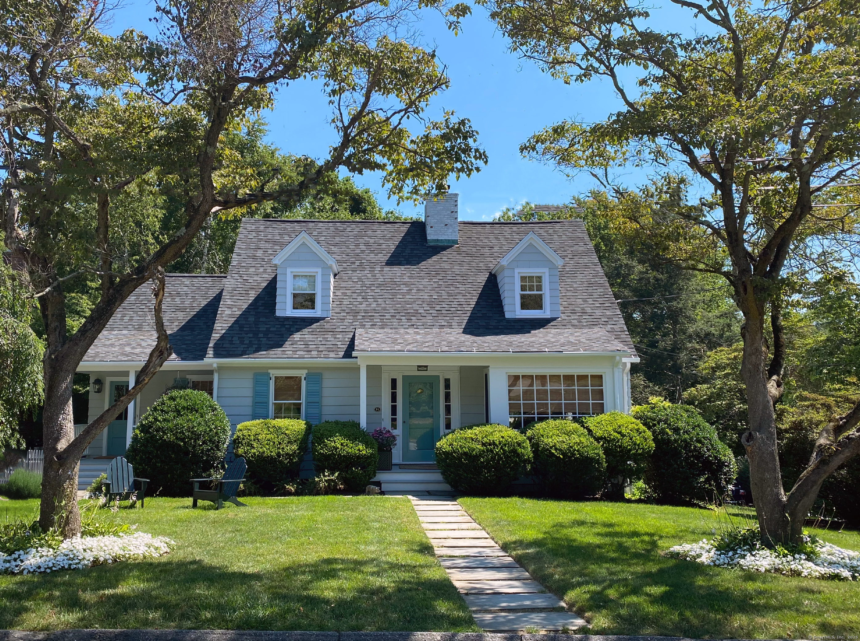 Knollwood Drive, Fairfield, Connecticut - 3 Bedrooms  
3 Bathrooms  
8 Rooms - 