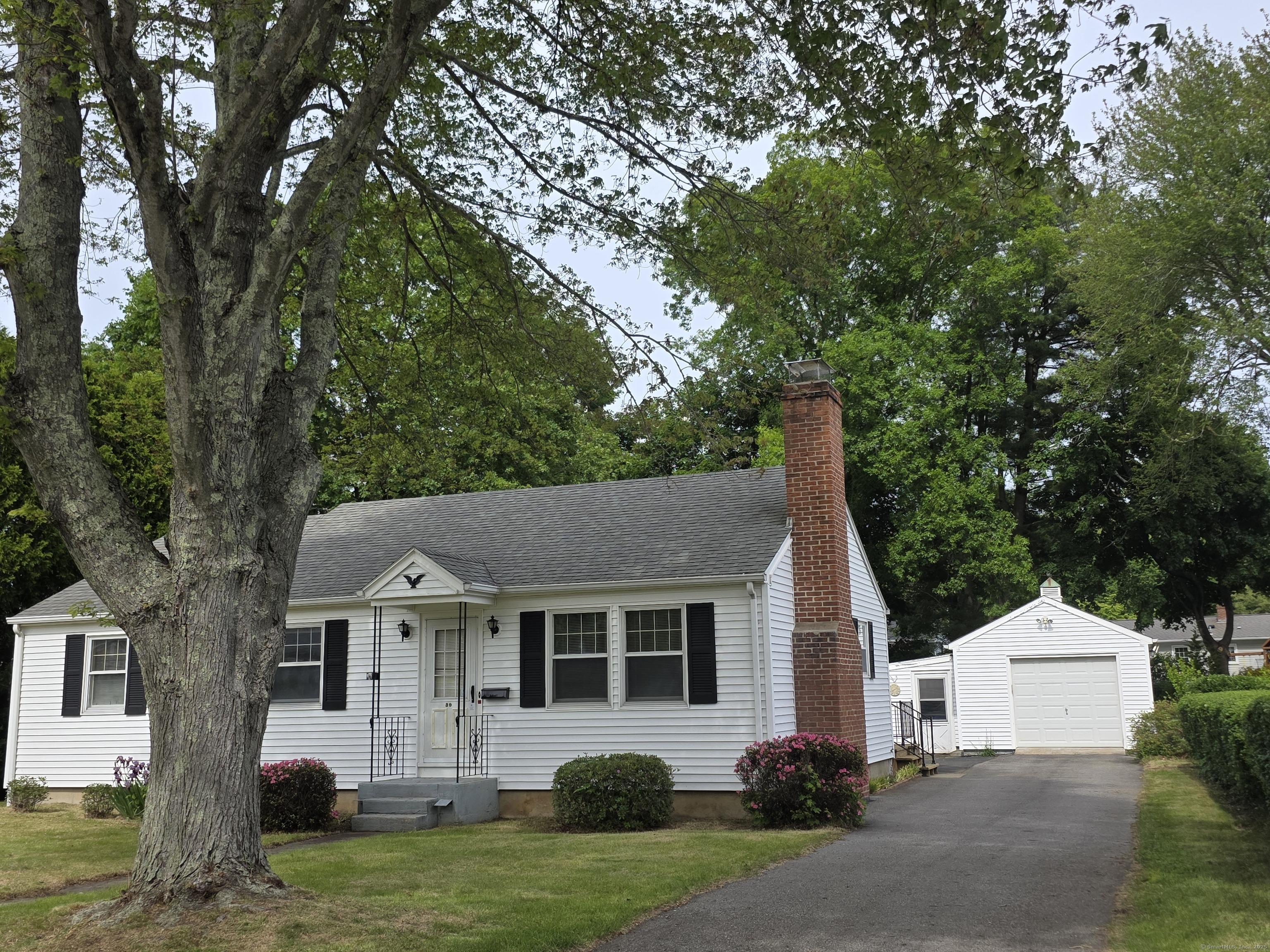 Miner Avenue, Waterford, Connecticut - 3 Bedrooms  
1 Bathrooms  
6 Rooms - 