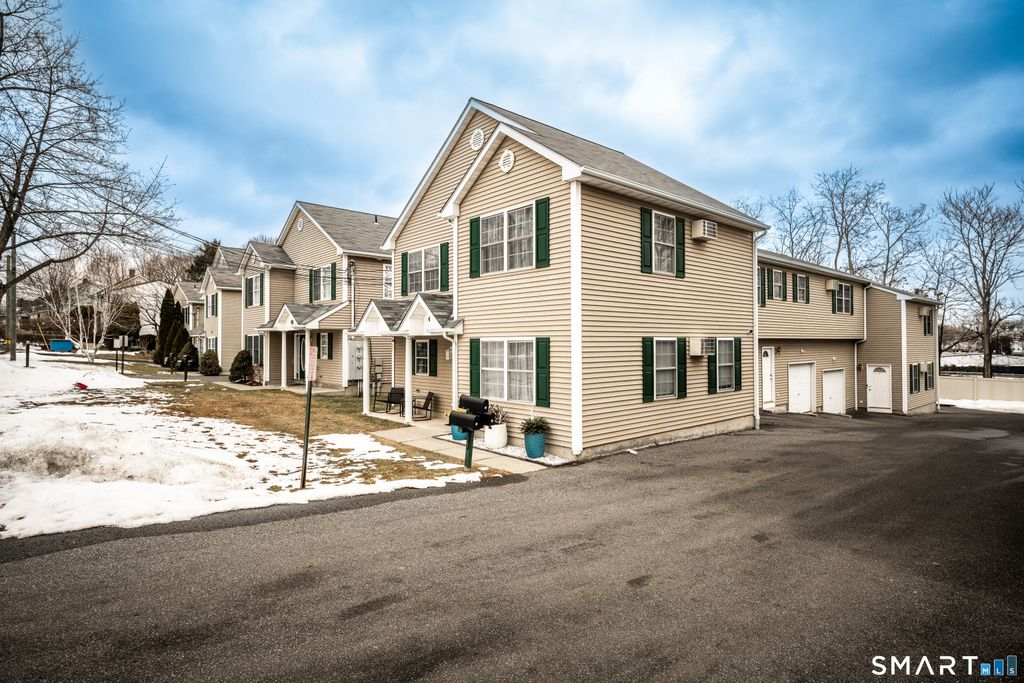 Photo of 65 Sheridan Street #APT 11, Danbury, CT 06810 (MLS # 24148484)