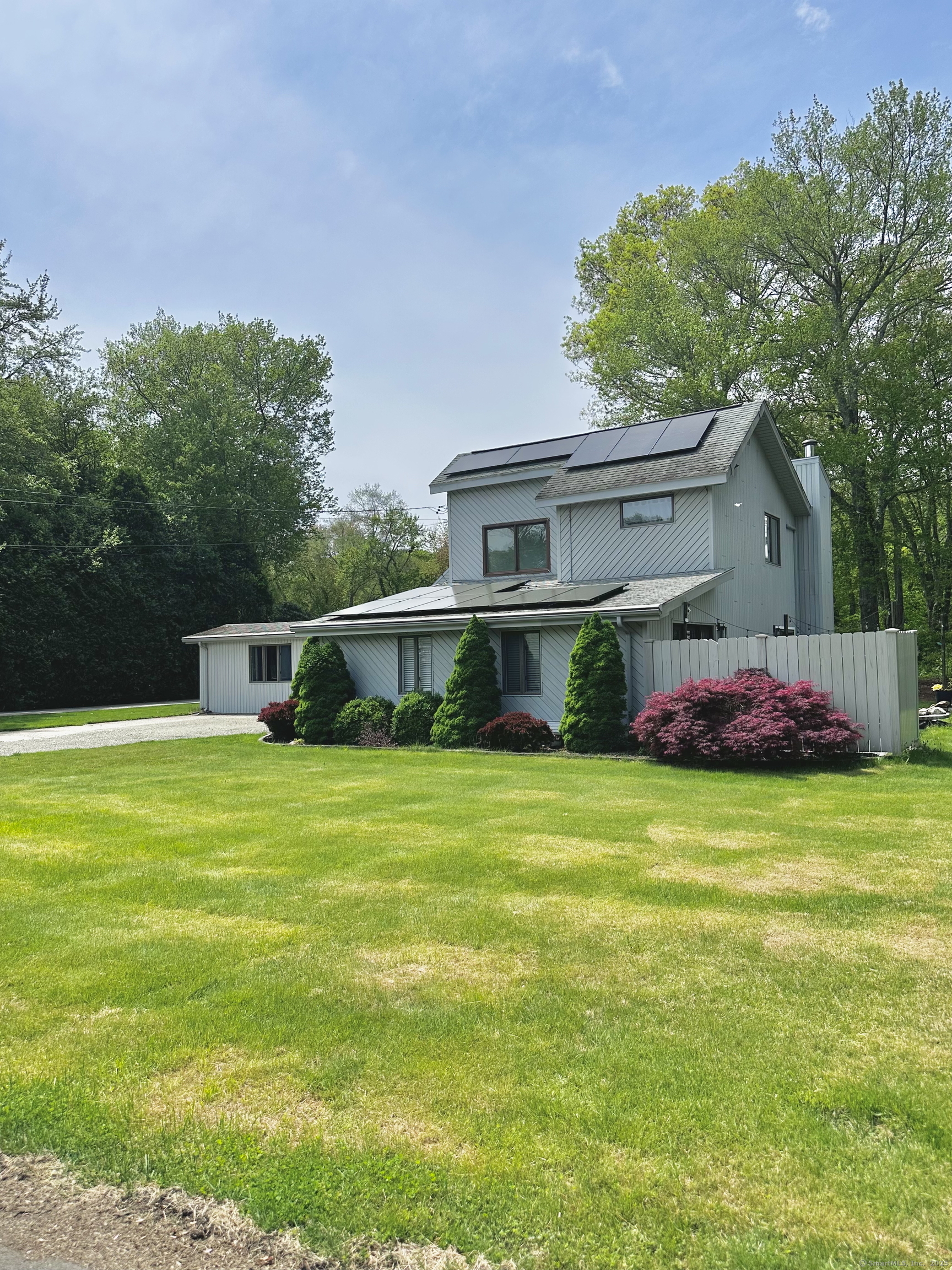 Herster Drive, East Lyme, Connecticut - 2 Bedrooms  
2 Bathrooms  
7 Rooms - 