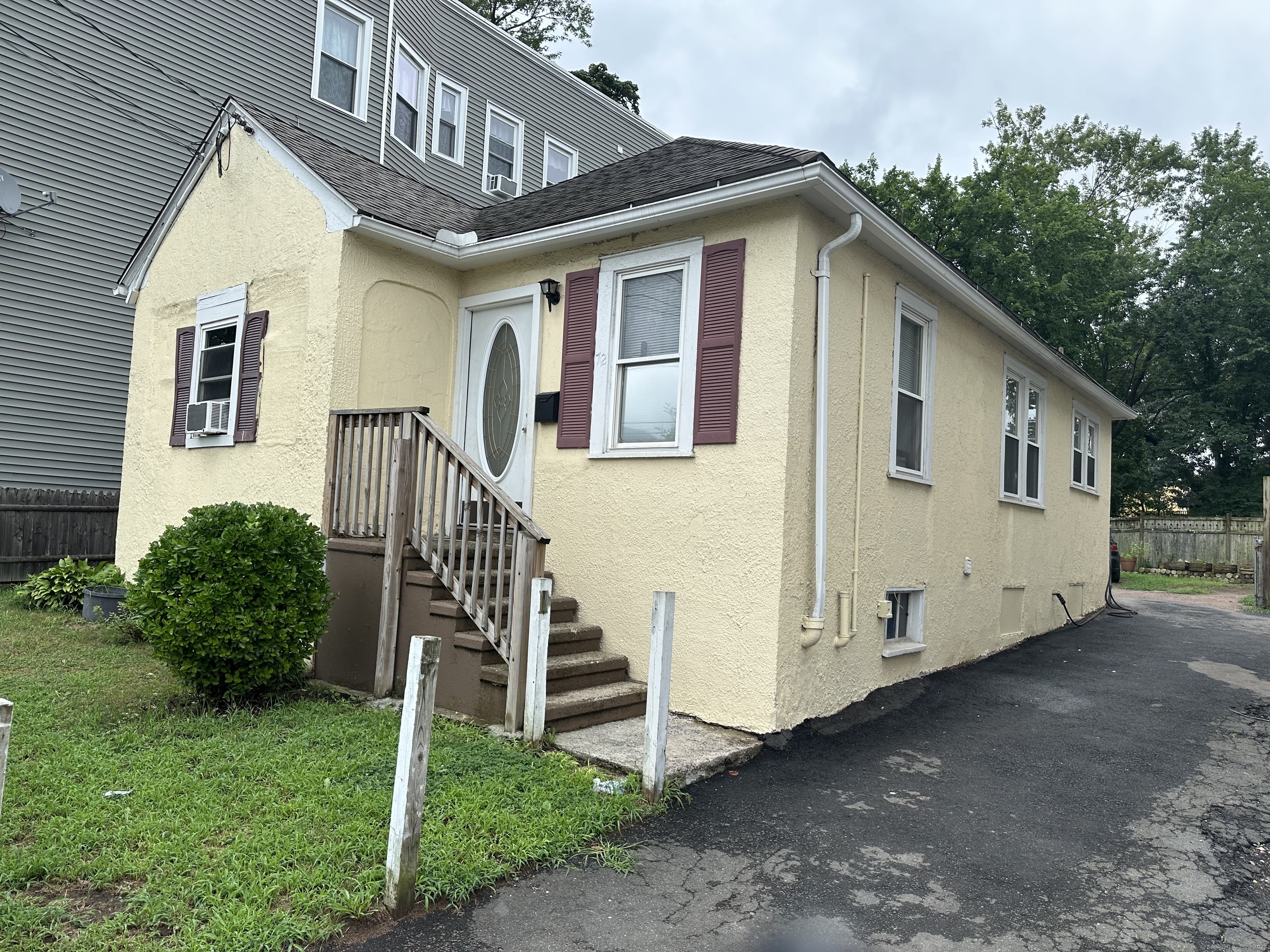 Pierpont Street, New Haven, Connecticut - 2 Bedrooms  
1 Bathrooms  
5 Rooms - 