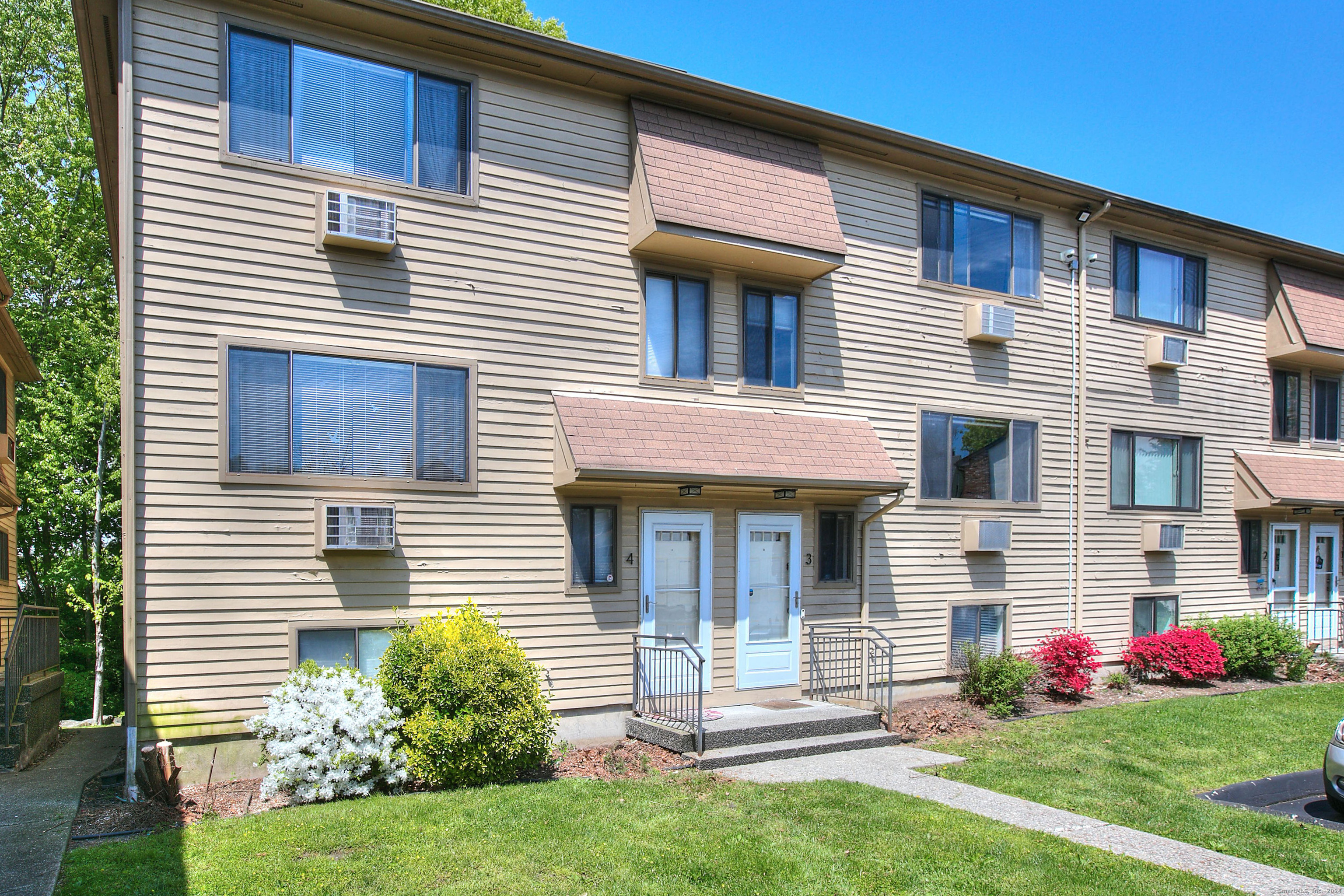 Property for Sale at 36 Highview Avenue Apt 3, Stamford, Connecticut - Bedrooms: 3 
Bathrooms: 2 
Rooms: 8  - $480,000