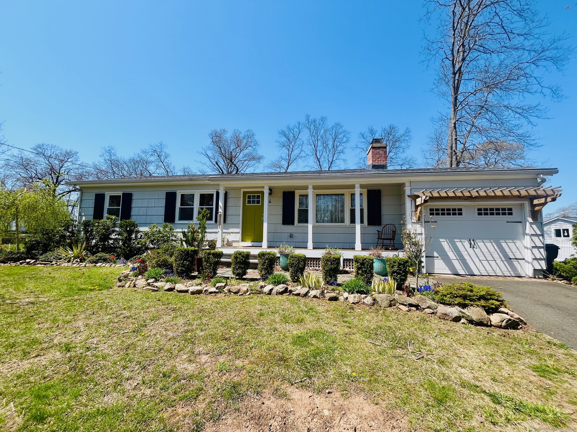 Oakdale Road, Branford, Connecticut - 3 Bedrooms  
1 Bathrooms  
6 Rooms - 