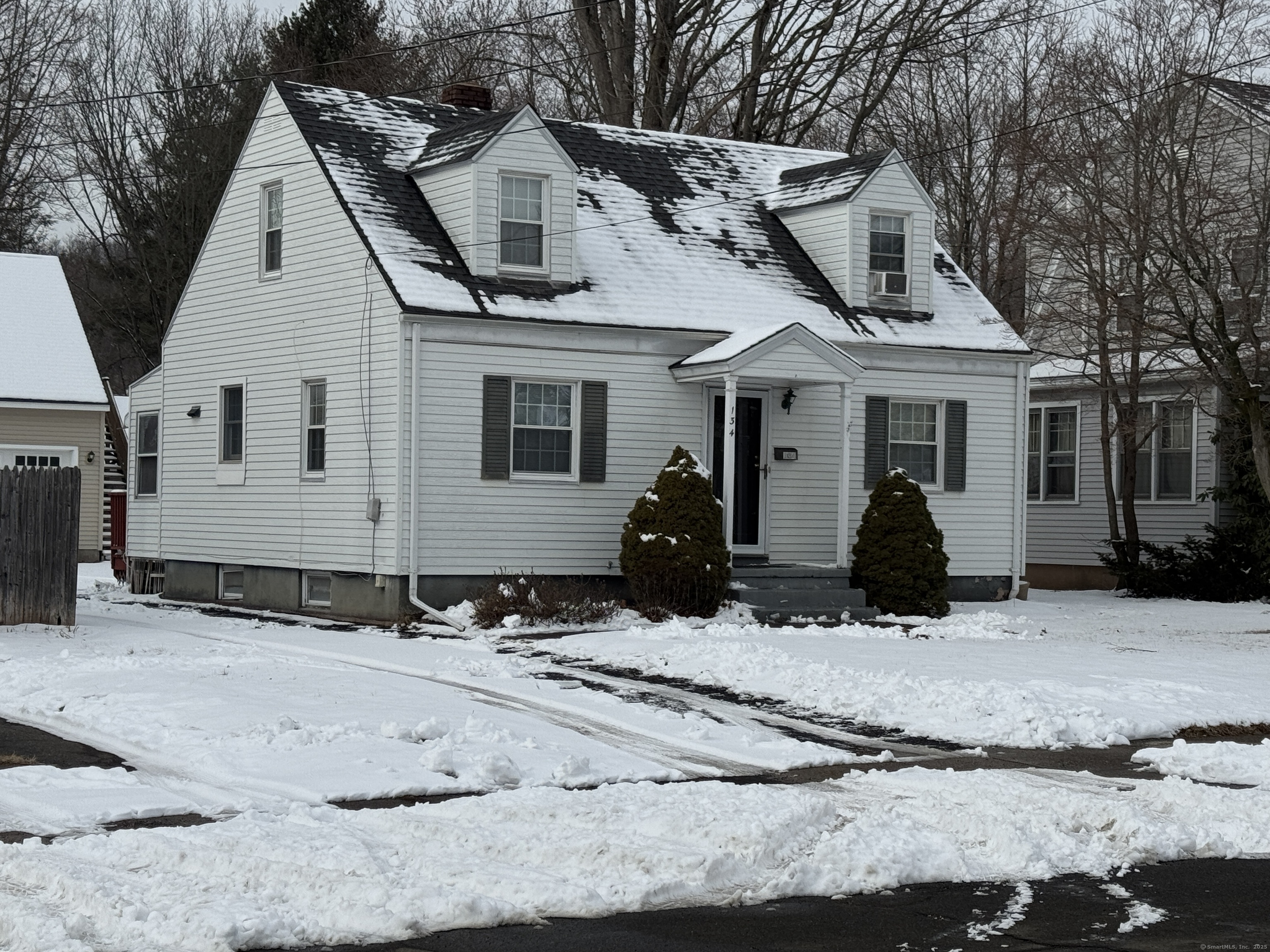 Washington Avenue, Hamden, Connecticut - 3 Bedrooms  
1 Bathrooms  
6 Rooms - 