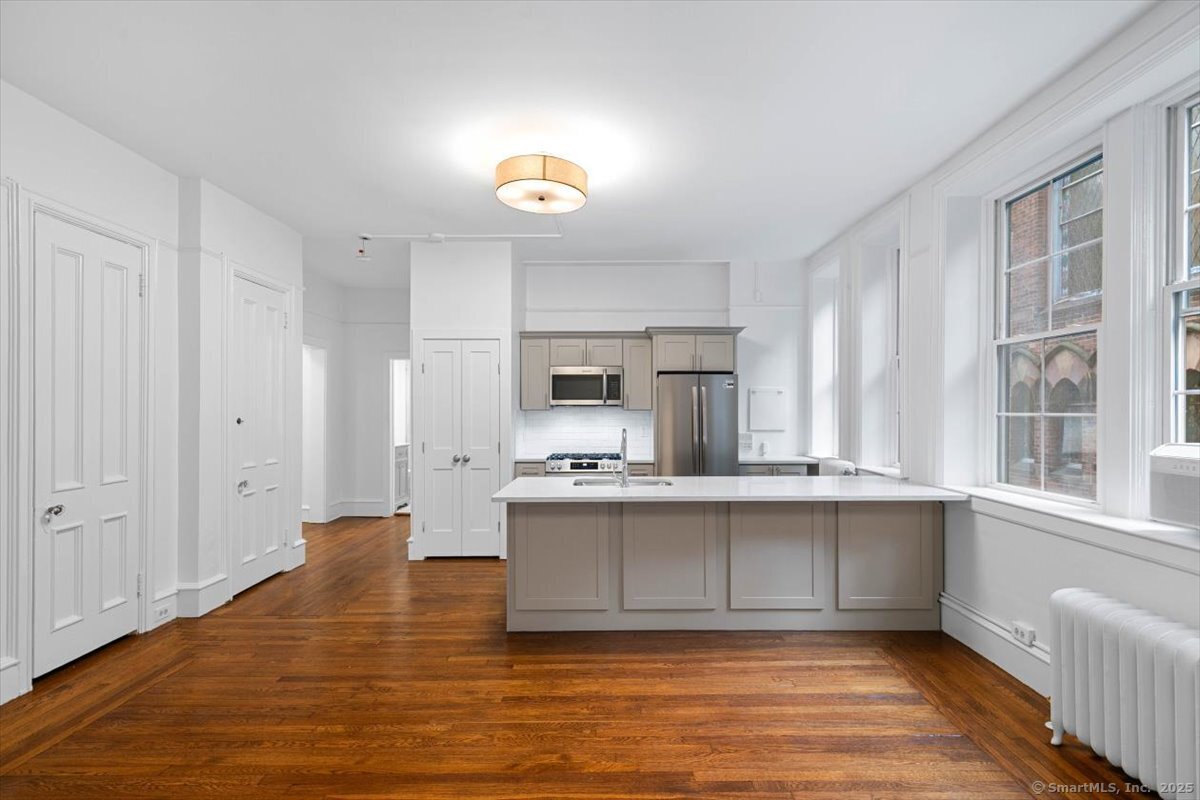 Orange Street 103, New Haven, Connecticut - 4 Bedrooms  
2 Bathrooms  
7 Rooms - 