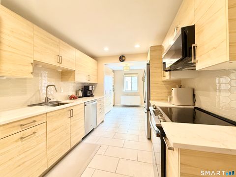 Condo For Sale - 143 Hoyt Street #1N<br/> Stamford, CT 06905