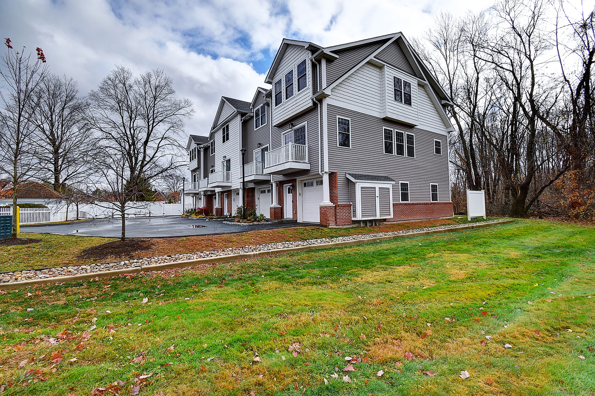 Property for Sale at 27 Naubuc Avenue 5, Glastonbury, Connecticut - Bedrooms: 3 
Bathrooms: 3.5 
Rooms: 5  - $489,900