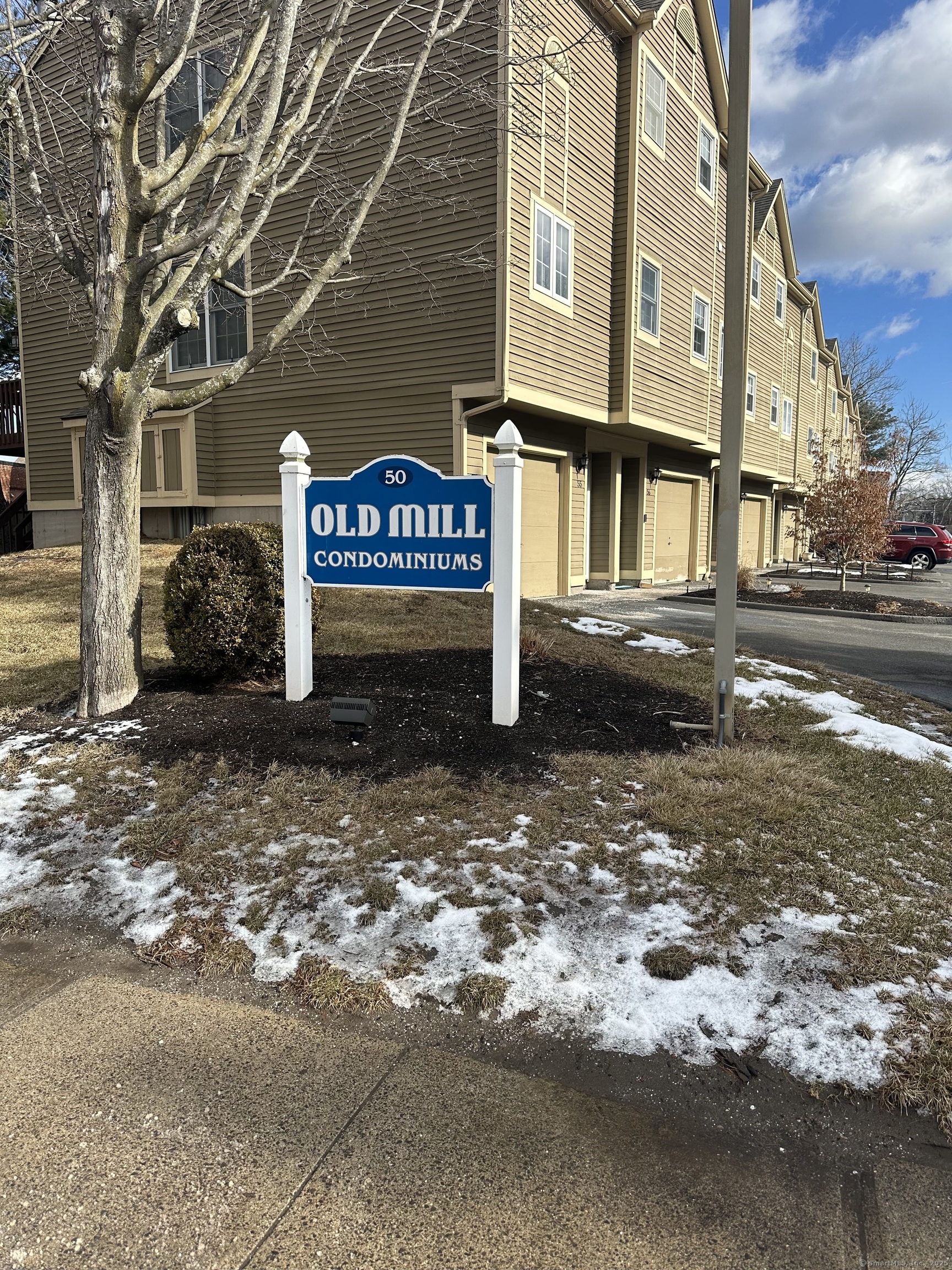 Pierce Street Apt 43, Plainville, Connecticut - 1 Bedrooms  
2 Bathrooms  
4 Rooms - 