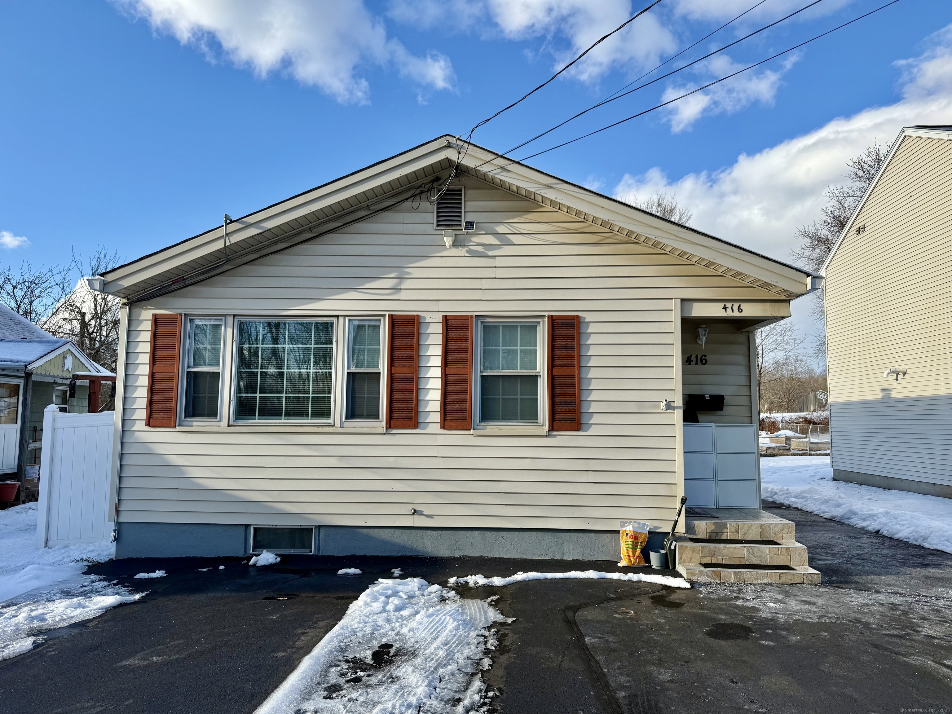 Nott Street, Wethersfield, Connecticut - 3 Bedrooms  
2 Bathrooms  
6 Rooms - 