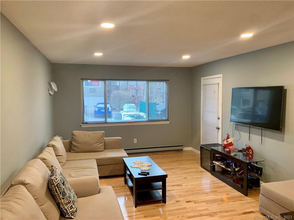 Madison Avenue C, Bridgeport, Connecticut - 1 Bedrooms  
1 Bathrooms  
4 Rooms - 