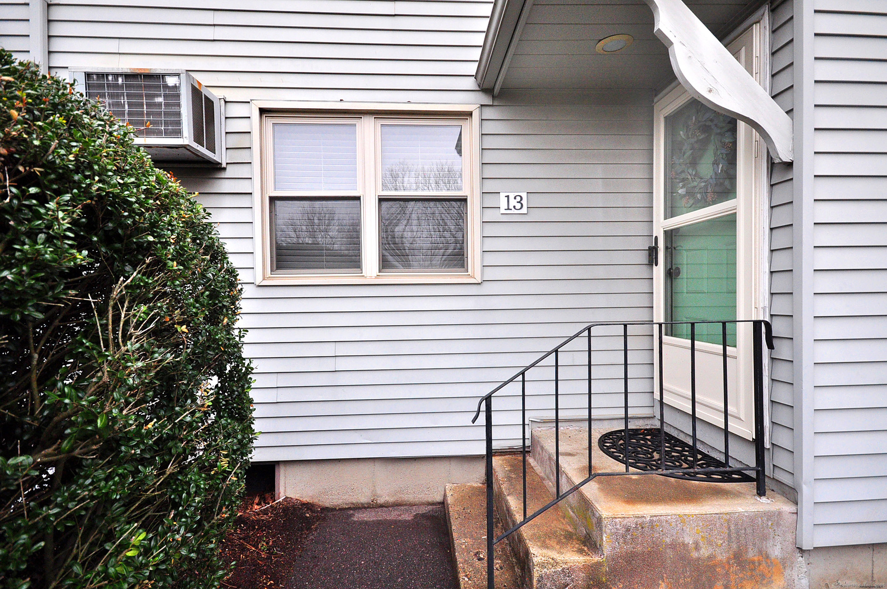 Bamforth Road 13, Vernon, Connecticut - 2 Bedrooms  
2 Bathrooms  
5 Rooms - 