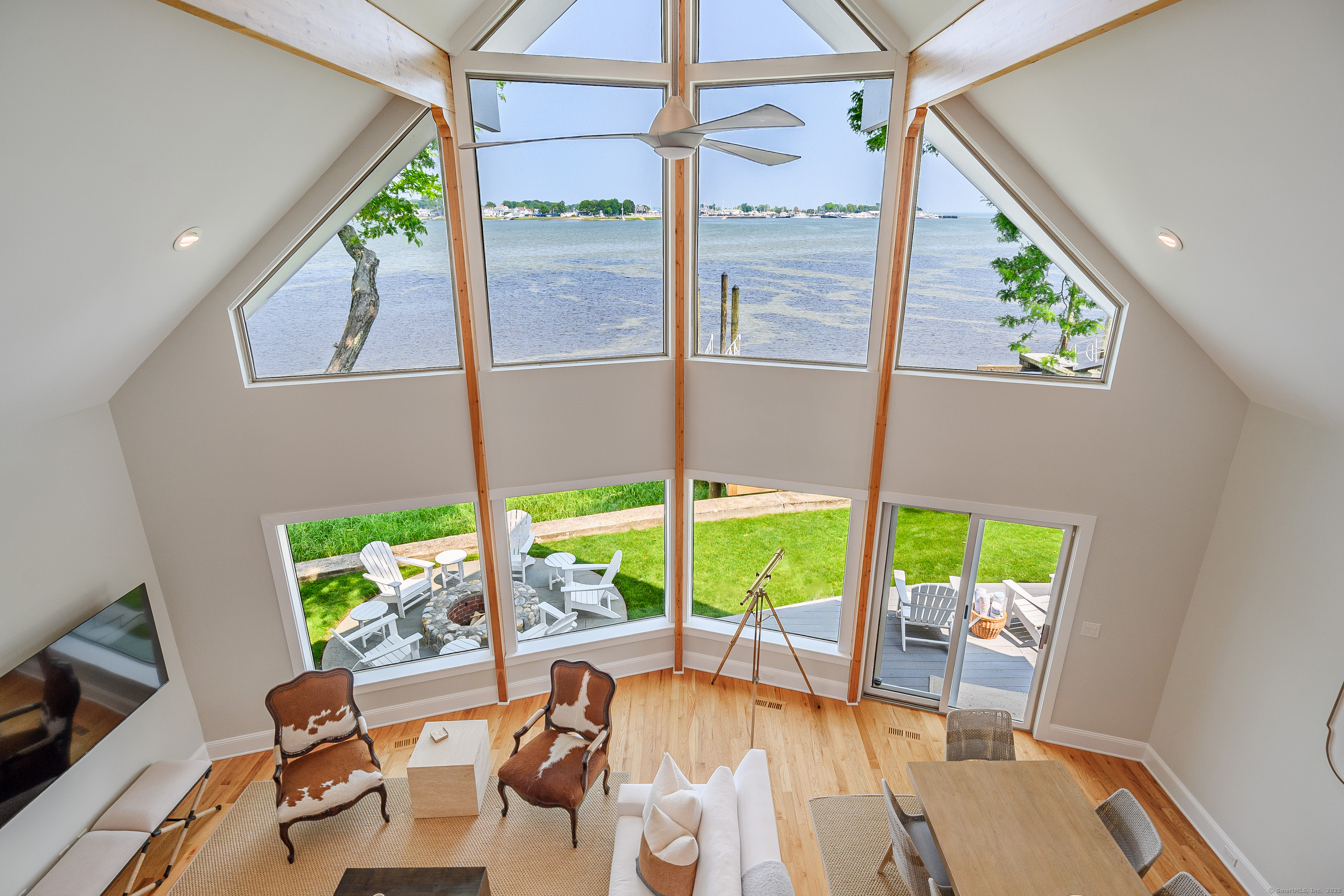Seabreeze Place, Norwalk, Connecticut - 4 Bedrooms  
3 Bathrooms  
8 Rooms - 