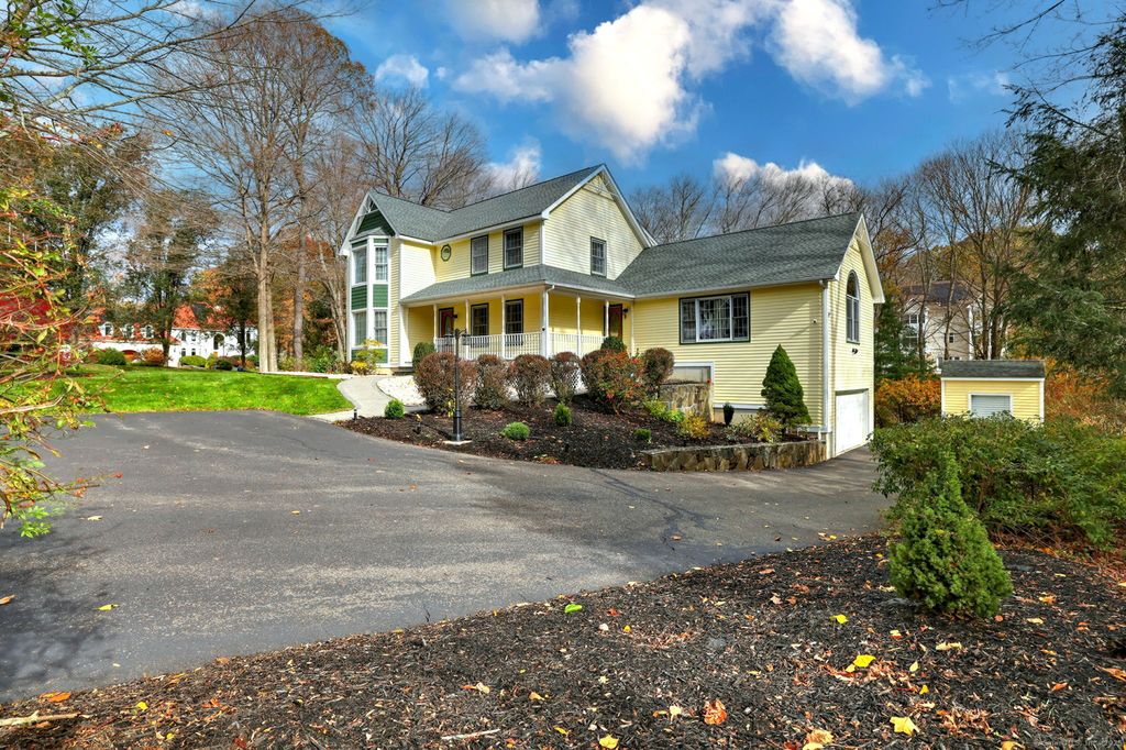 Photo of 920 Green Circle, Orange, CT 06477 (MLS # 24137187)