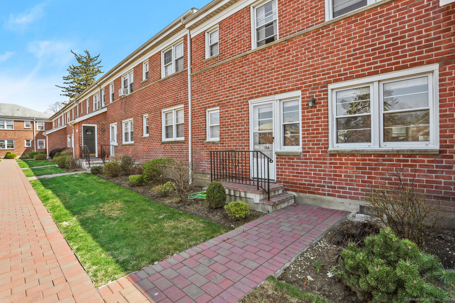 Rental Property at Glenbrook Road 13A, Stamford, Connecticut - Bedrooms: 1 
Bathrooms: 1 
Rooms: 3  - $2,250 MO.