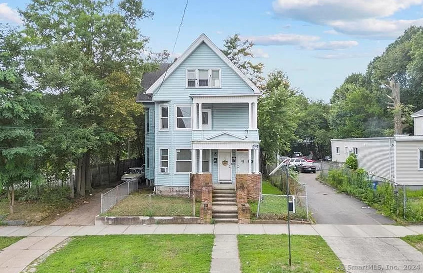 414 Dixwell Avenue 1st Fl, New Haven, Connecticut - 3 Bedrooms  
1 Bathrooms  
5 Rooms - 