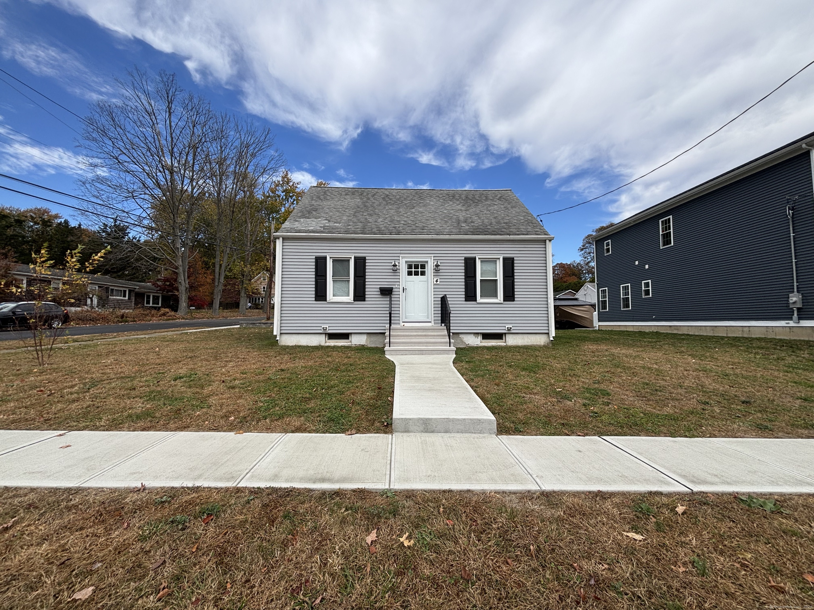 4 Arlmont Street, Milford, Connecticut - 3 Bedrooms  
1 Bathrooms  
6 Rooms - 