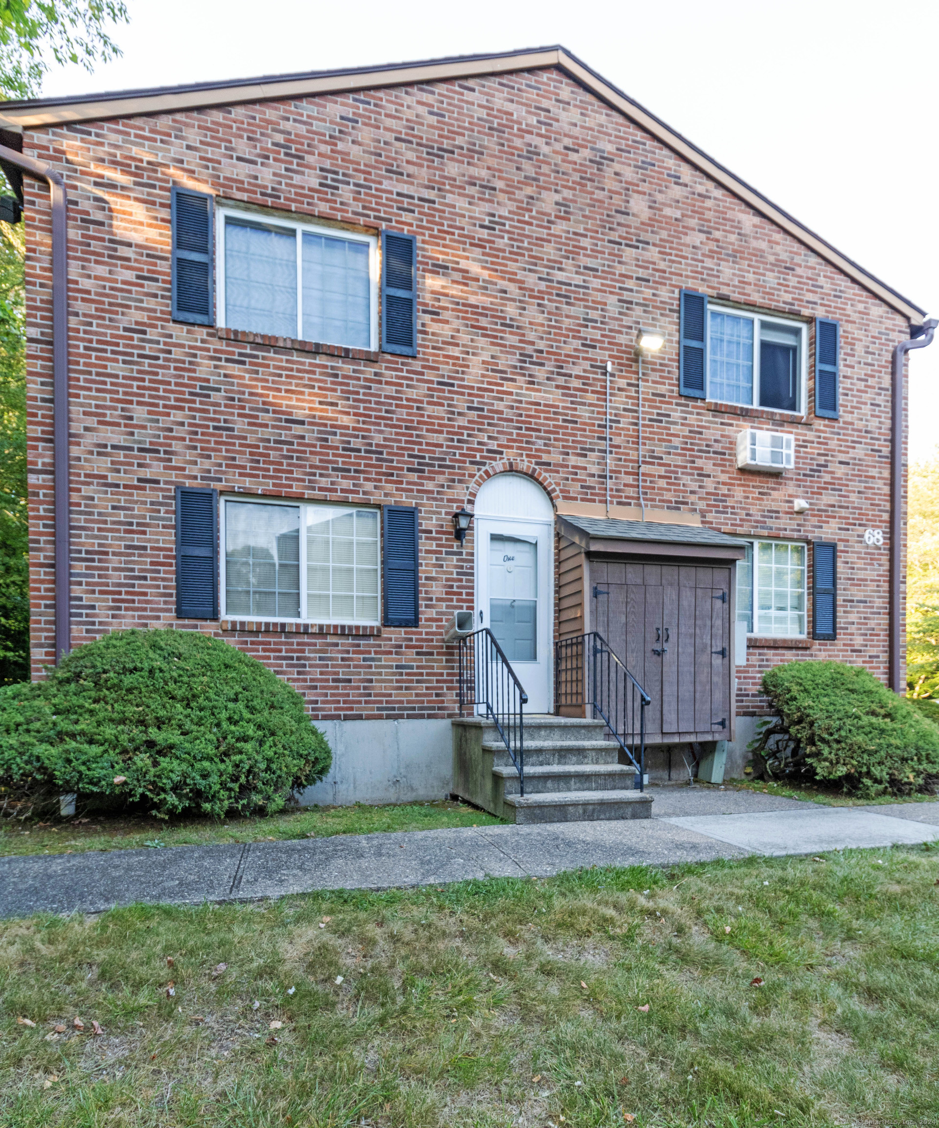 68 Sharon Road Apt 1, Waterbury, Connecticut - 1 Bedrooms  
1 Bathrooms  
3 Rooms - 