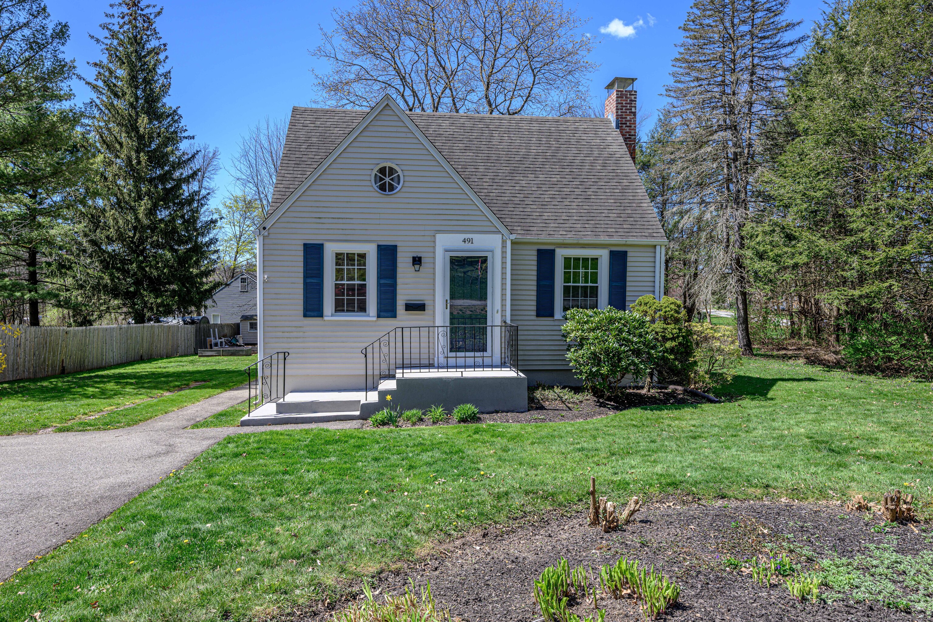 491 Old Main Street, Rocky Hill, Connecticut - 2 Bedrooms  
1 Bathrooms  
5 Rooms - 