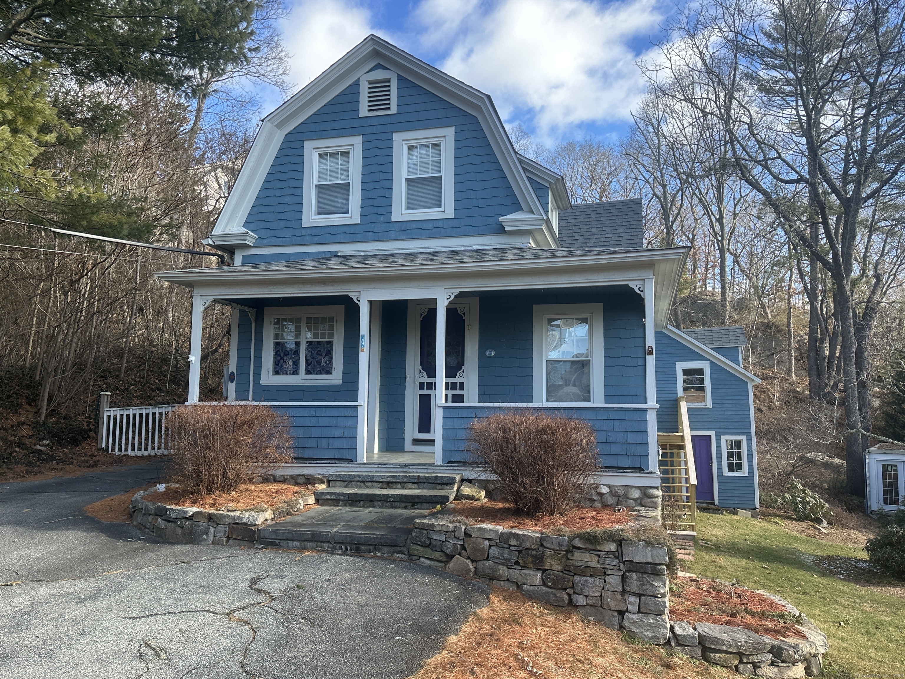 Riverside Place, Ledyard, Connecticut - 2 Bedrooms  
1 Bathrooms  
5 Rooms - 