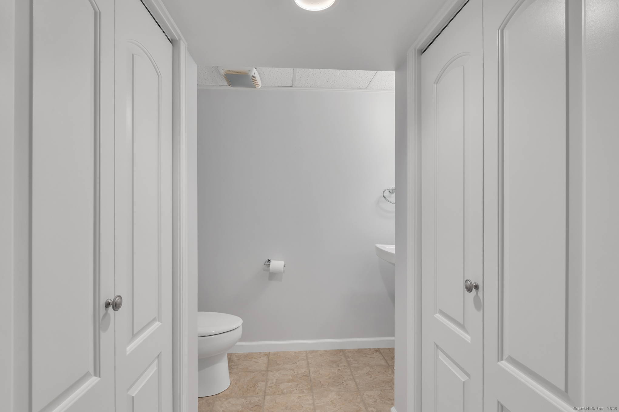 East Windsor, Connecticut 06088, United States, 2 Bedrooms Bedrooms, ,3 BathroomsBathrooms,Residential,Pending,251426