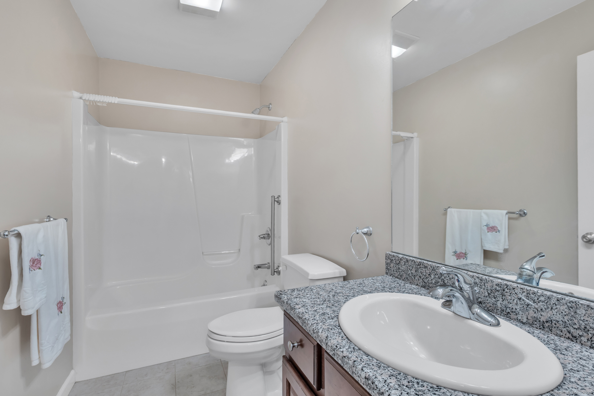 East Windsor, Connecticut 06088, United States, 2 Bedrooms Bedrooms, ,3 BathroomsBathrooms,Residential,Pending,251426