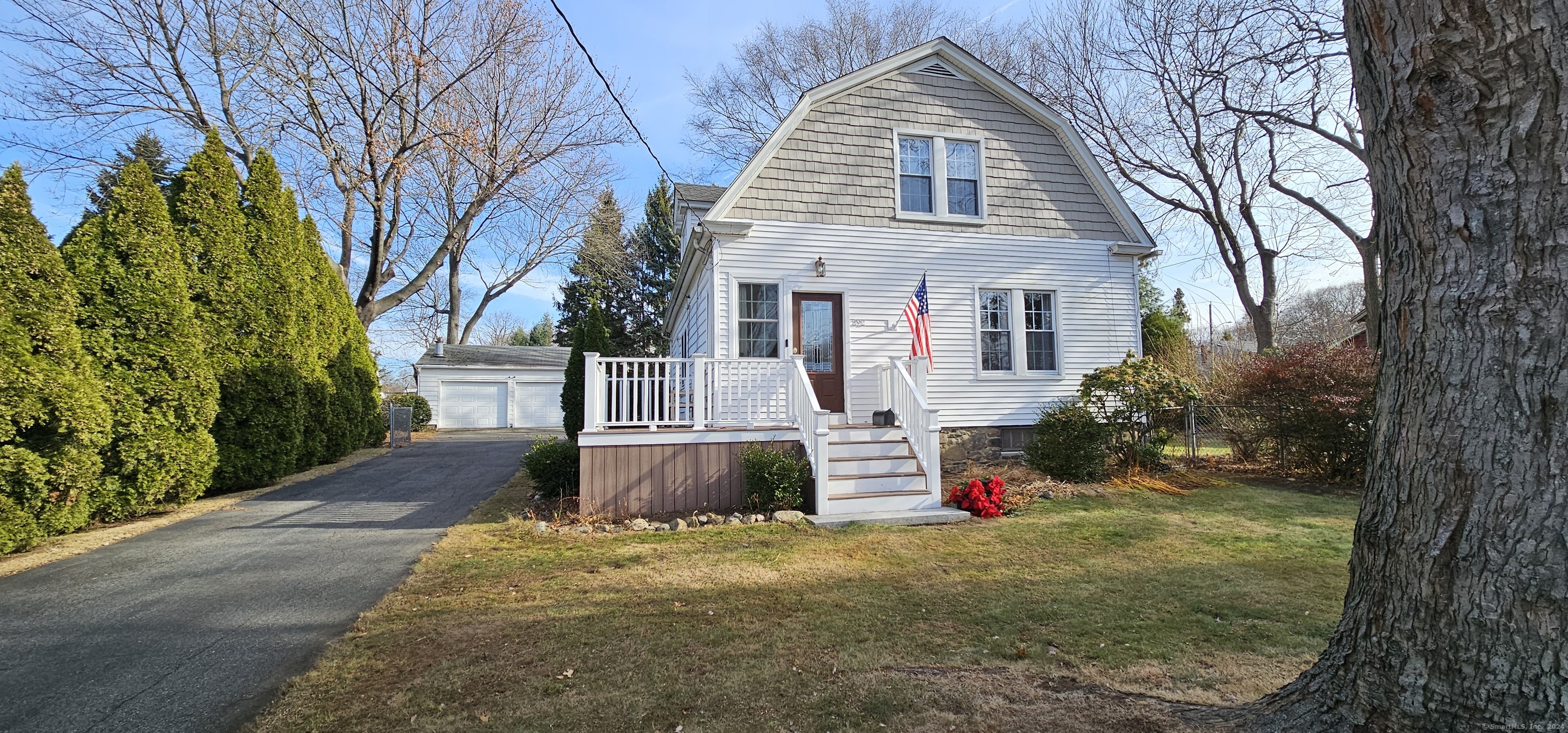 292 Meadows End Road, Milford, Connecticut - 3 Bedrooms  
2 Bathrooms  
7 Rooms - 