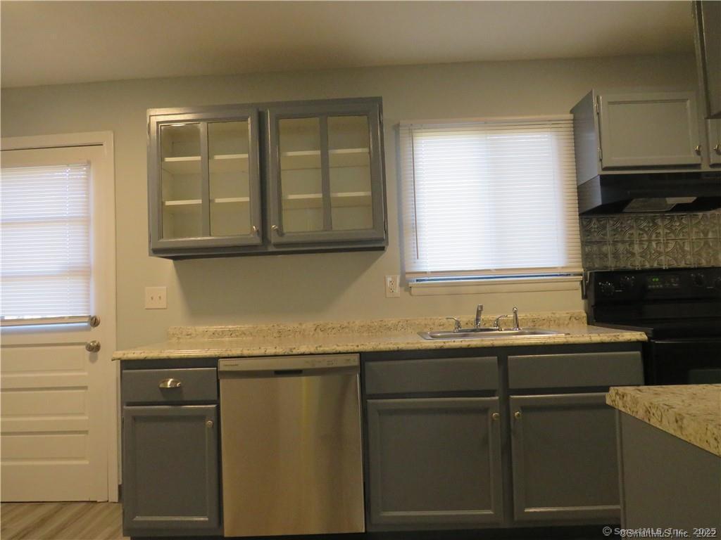 Windsor, Connecticut 06095, United States, 2 Bedrooms Bedrooms, ,3 BathroomsBathrooms,Residential,Active,15448