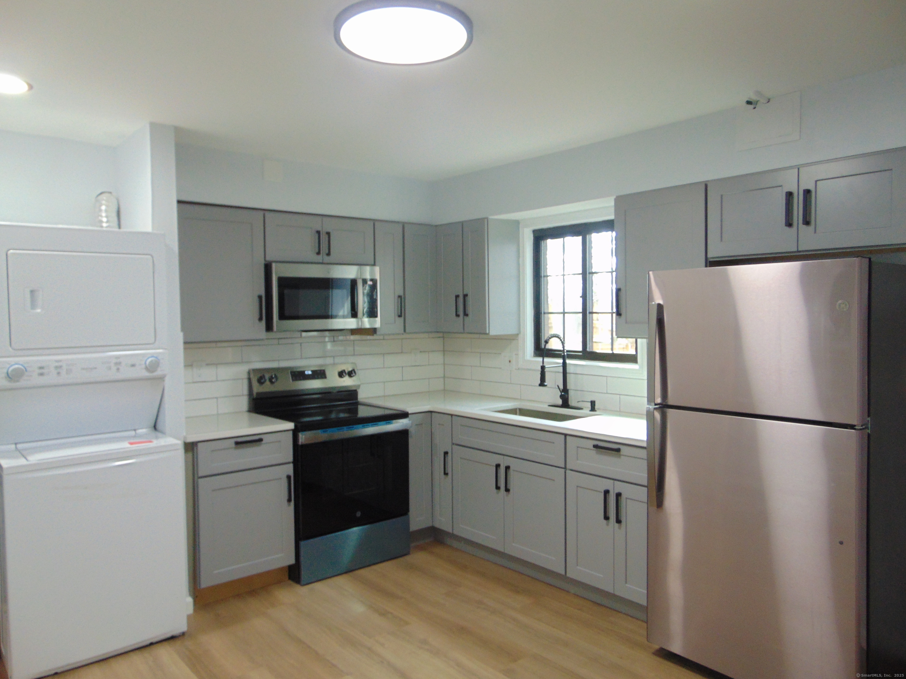 Rental Property at Cooke Street Apt 3, Waterbury, Connecticut - Bedrooms: 2 
Bathrooms: 2 
Rooms: 4  - $1,600 MO.