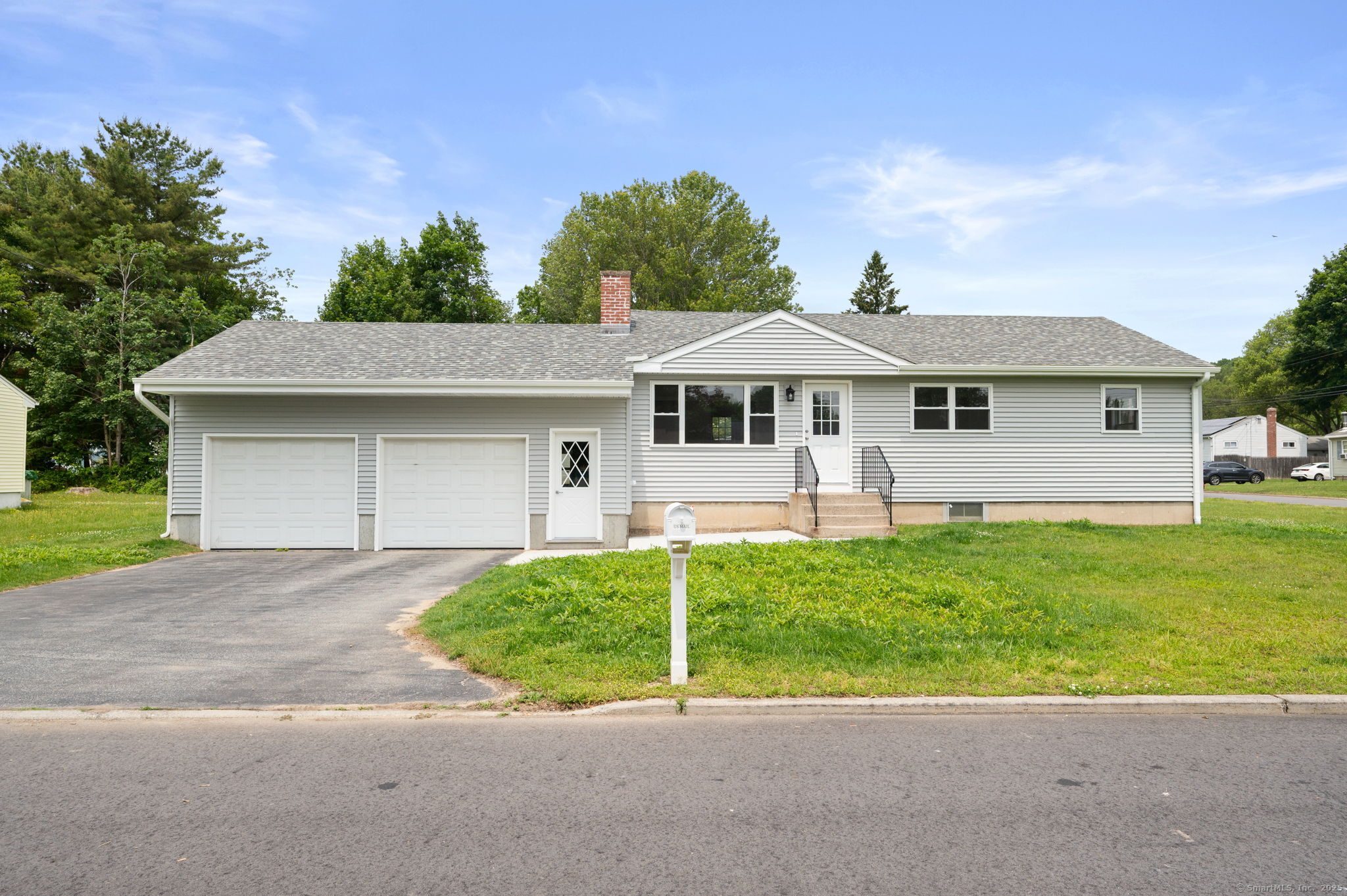 Quail Street, Waterford, Connecticut - 3 Bedrooms  
1 Bathrooms  
5 Rooms - 