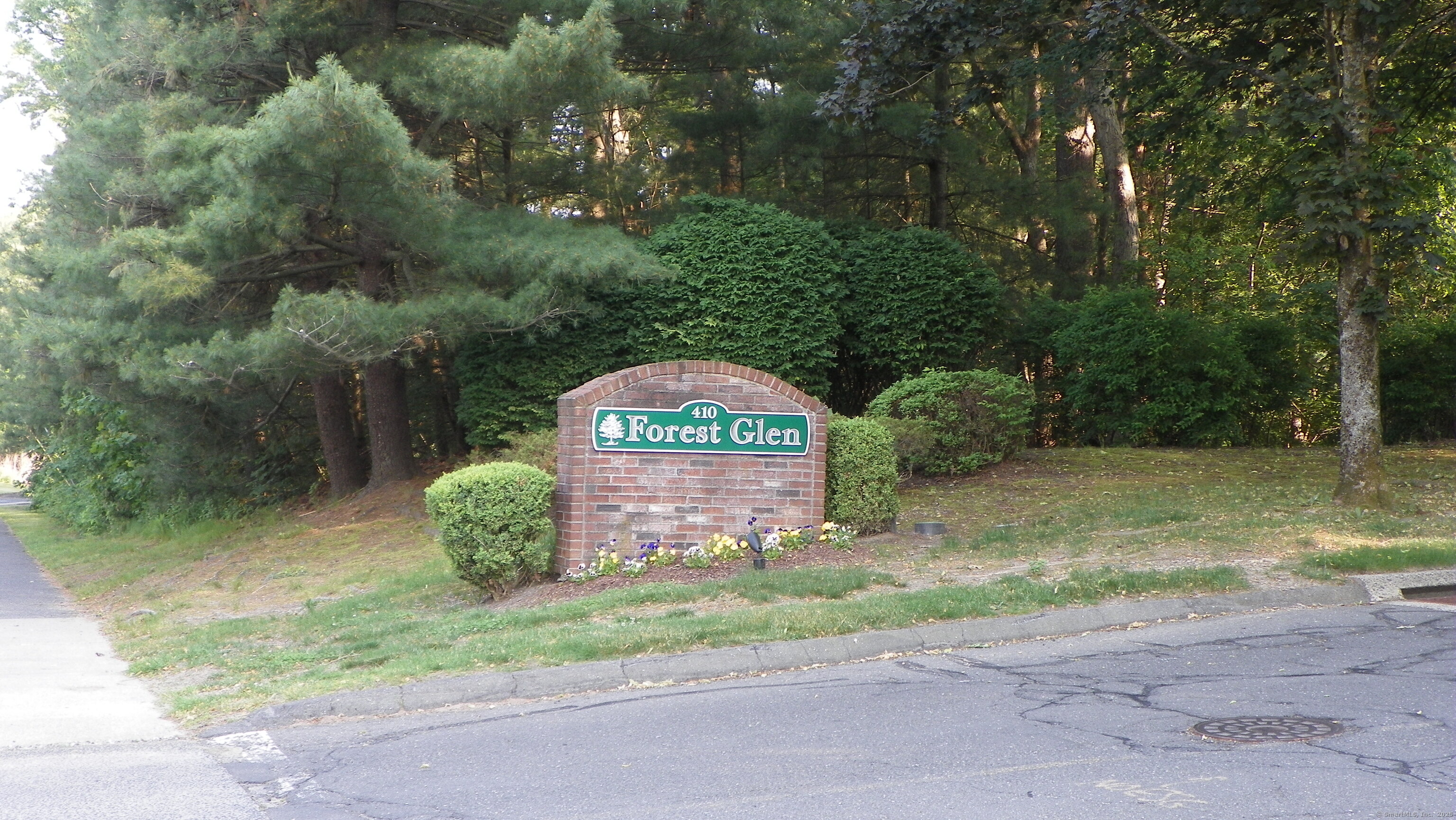 Emmett Street 95, Bristol, Connecticut - 2 Bedrooms  
2 Bathrooms  
4 Rooms - 