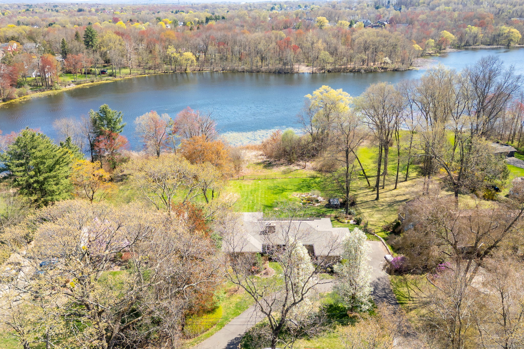 Robeth Lane, Wethersfield, Connecticut - 4 Bedrooms  
3.5 Bathrooms  
8 Rooms - 