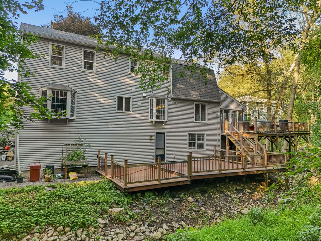 Photo of 9 Allen Court, Norwalk, CT 06851 (MLS # 24137115)