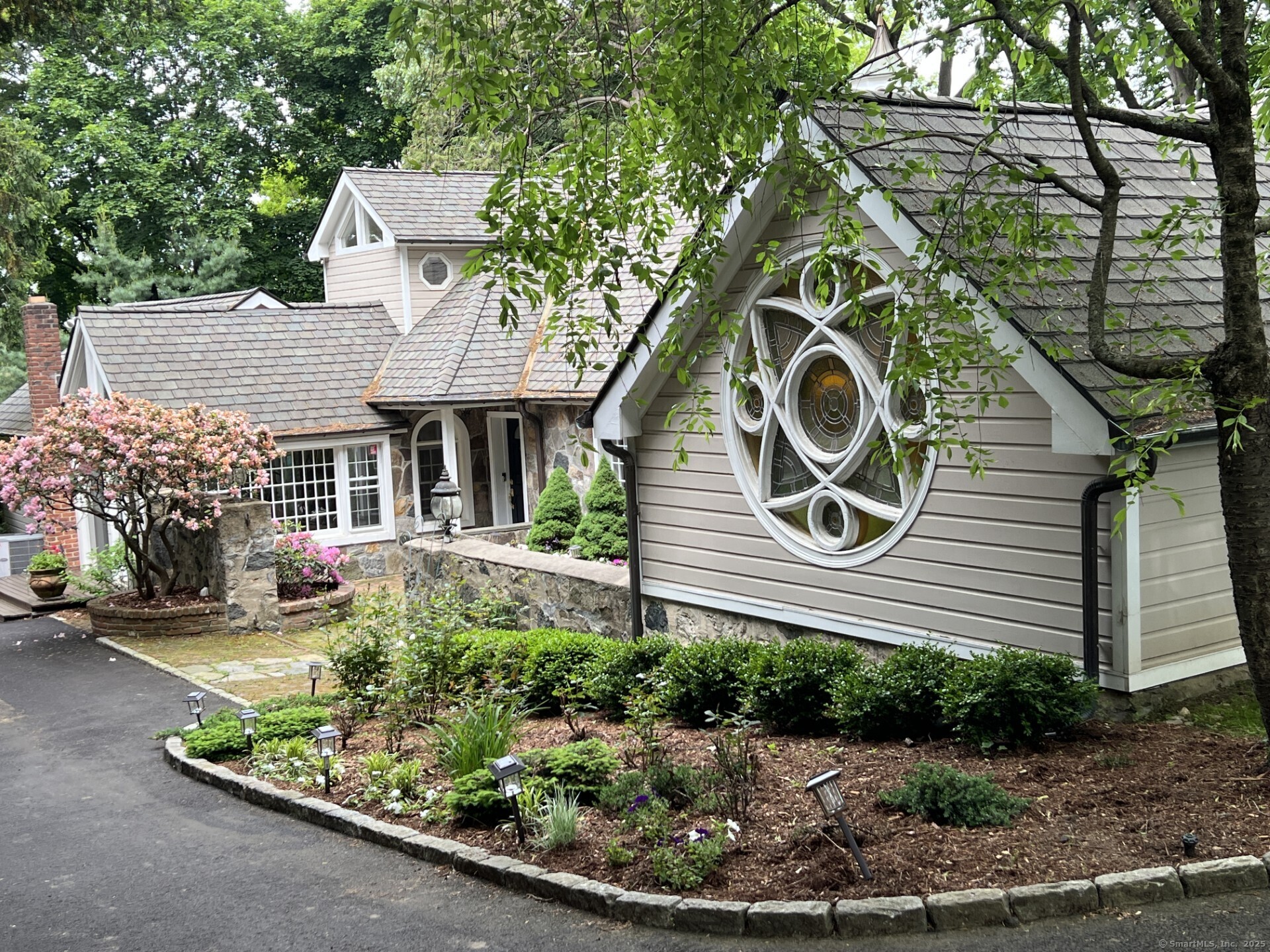 Old North Stamford Road, Stamford, Connecticut - 3 Bedrooms  
4 Bathrooms  
8 Rooms - 