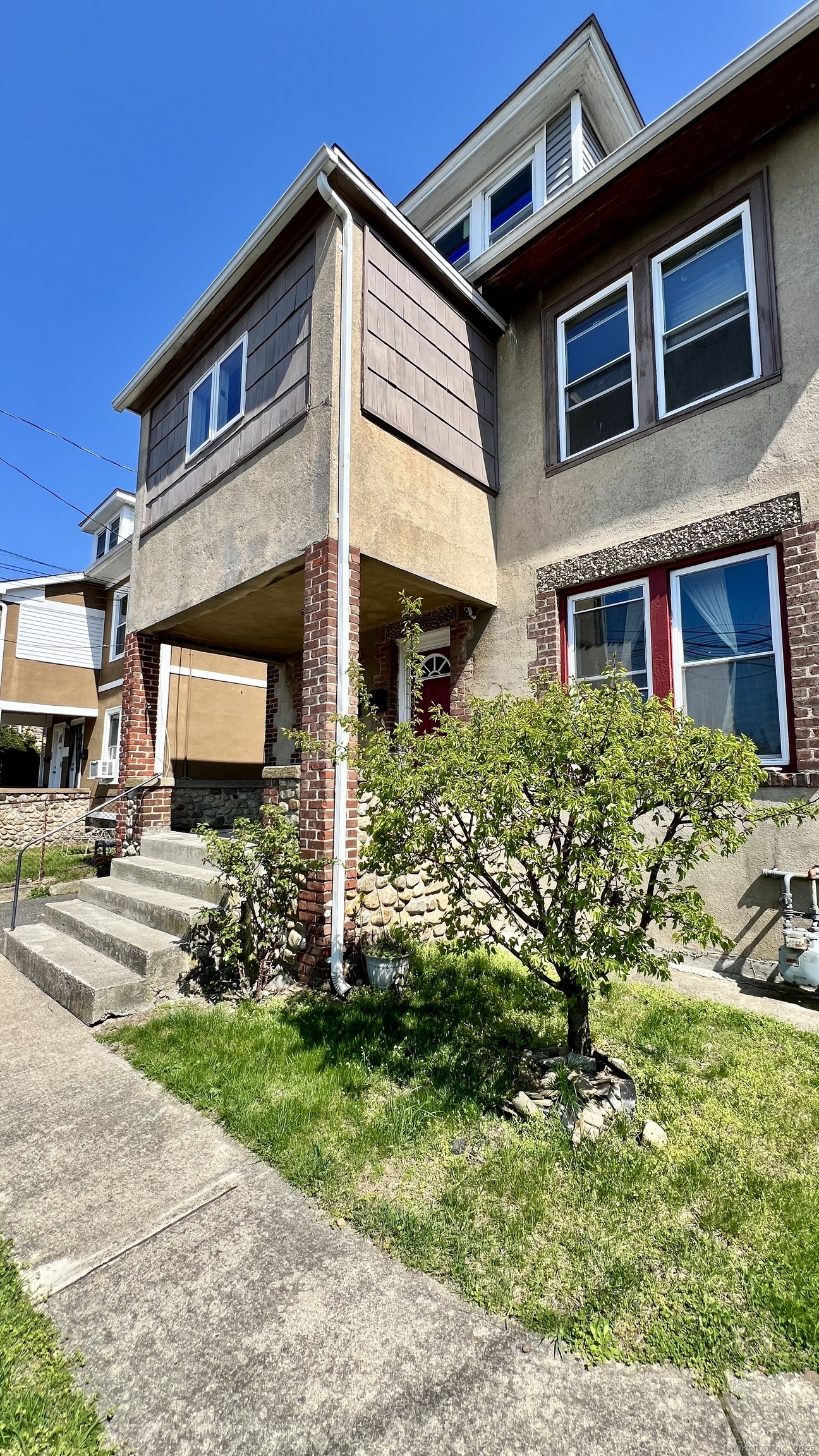 Chase Street, Bridgeport, Connecticut - 3 Bedrooms  
1 Bathrooms  
5 Rooms - 
