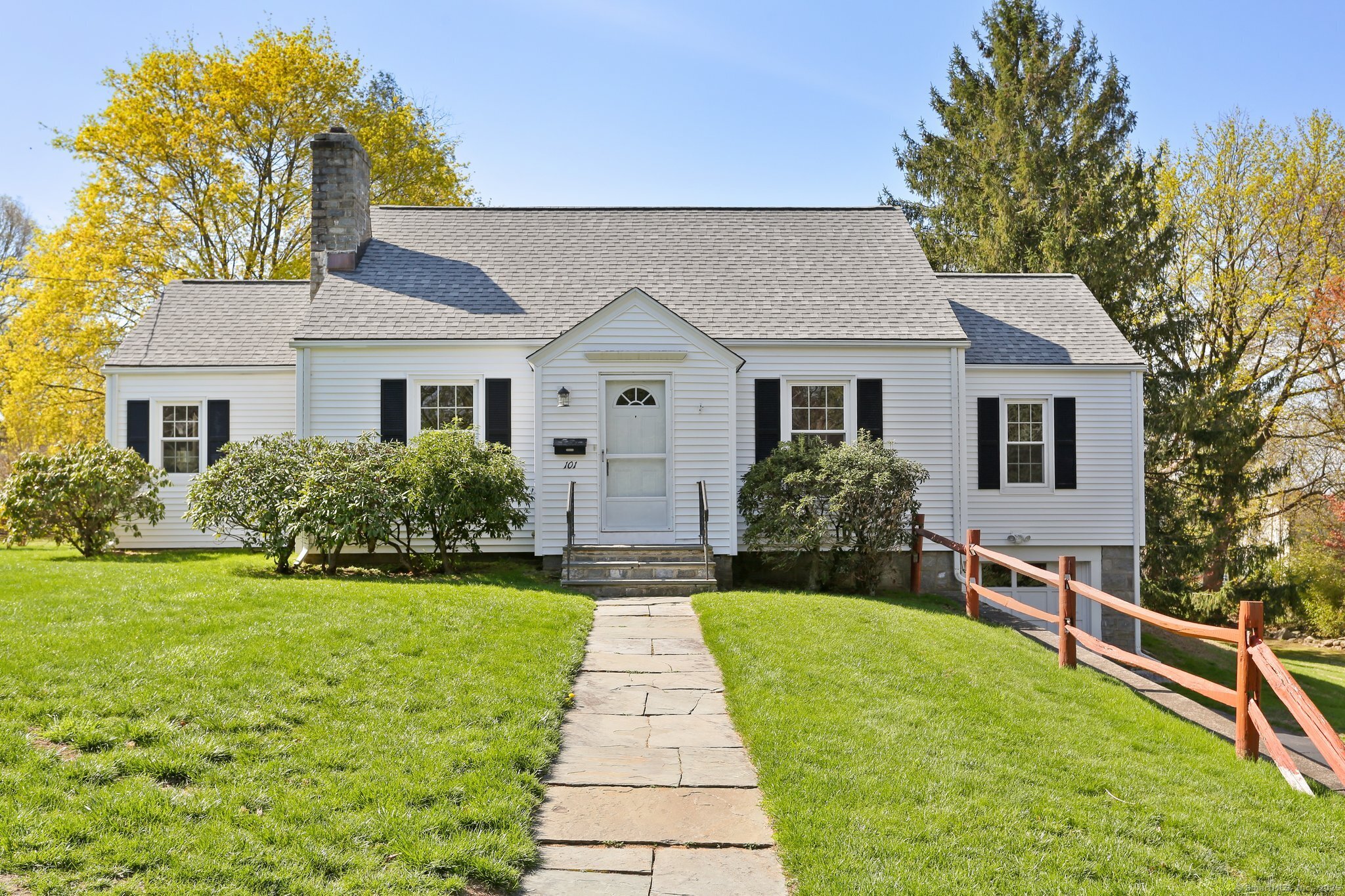 Property for Sale at Killian Avenue, Trumbull, Connecticut - Bedrooms: 3 
Bathrooms: 2 
Rooms: 5  - $499,900