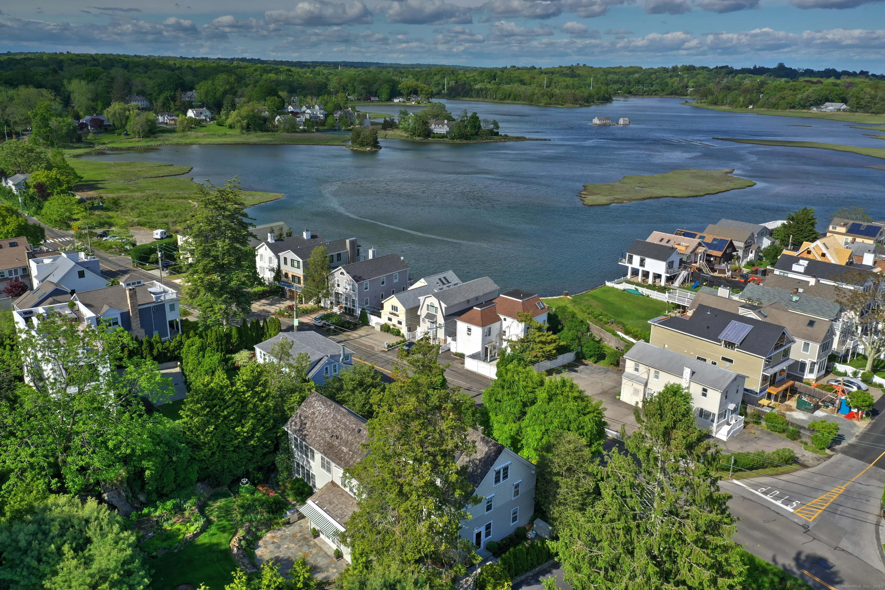 Hillspoint Road, Westport, Connecticut - 5 Bedrooms  
5 Bathrooms  
11 Rooms - 