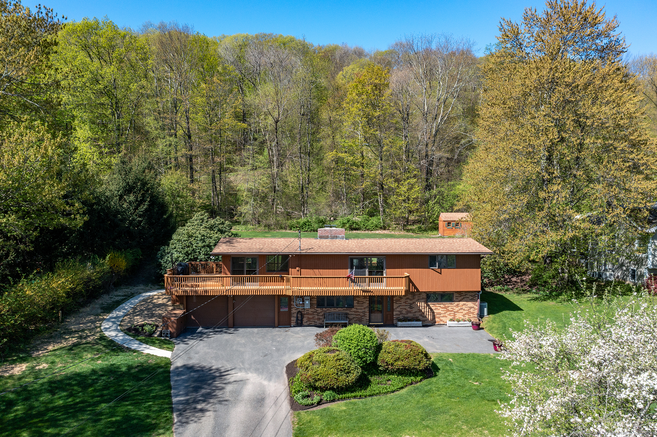 Mary Bee Lane, Sherman, Connecticut - 3 Bedrooms  
2 Bathrooms  
8 Rooms - 