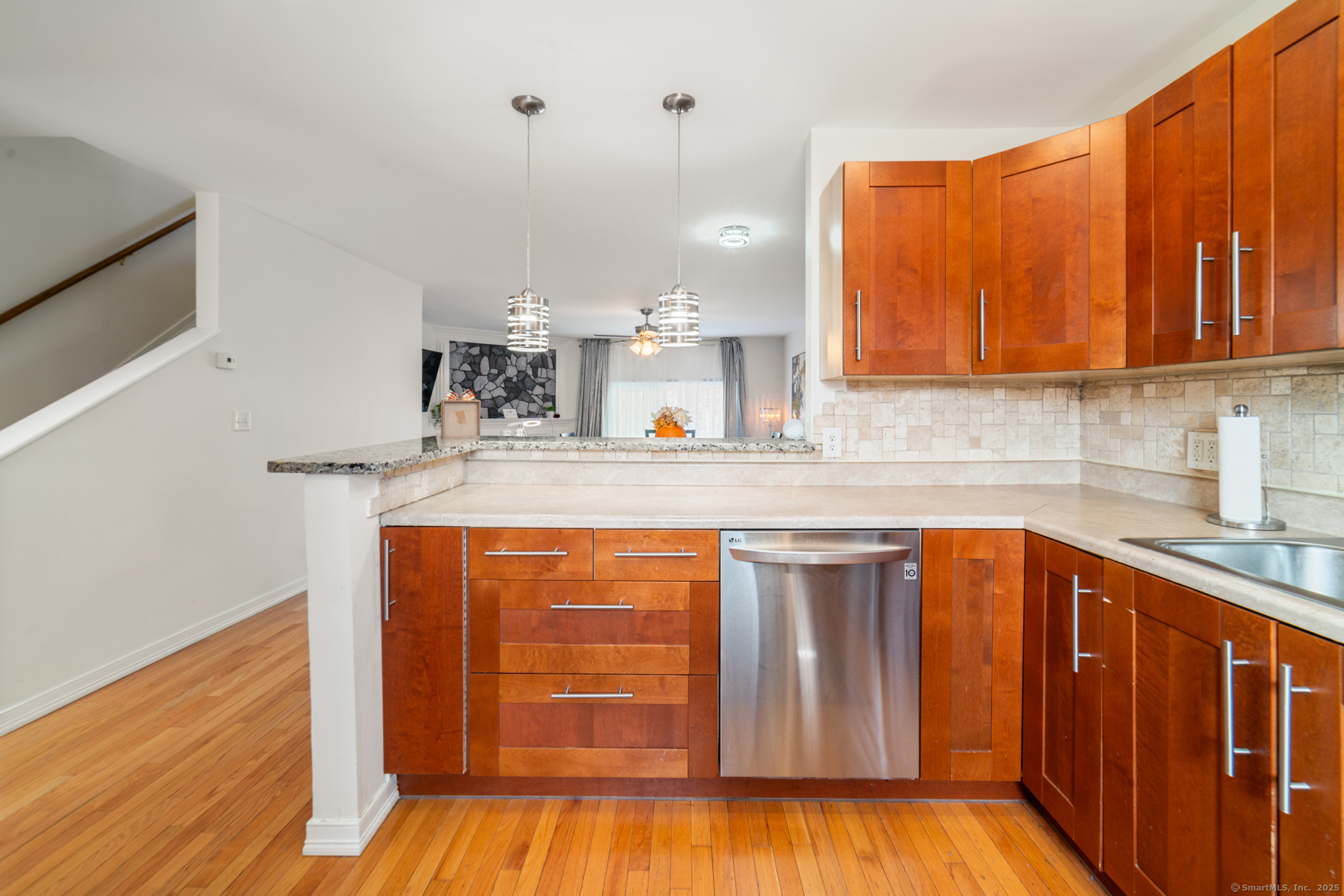 Meriden, Connecticut 06450, United States, 2 Bedrooms Bedrooms, ,2 BathroomsBathrooms,Residential,Active,220243