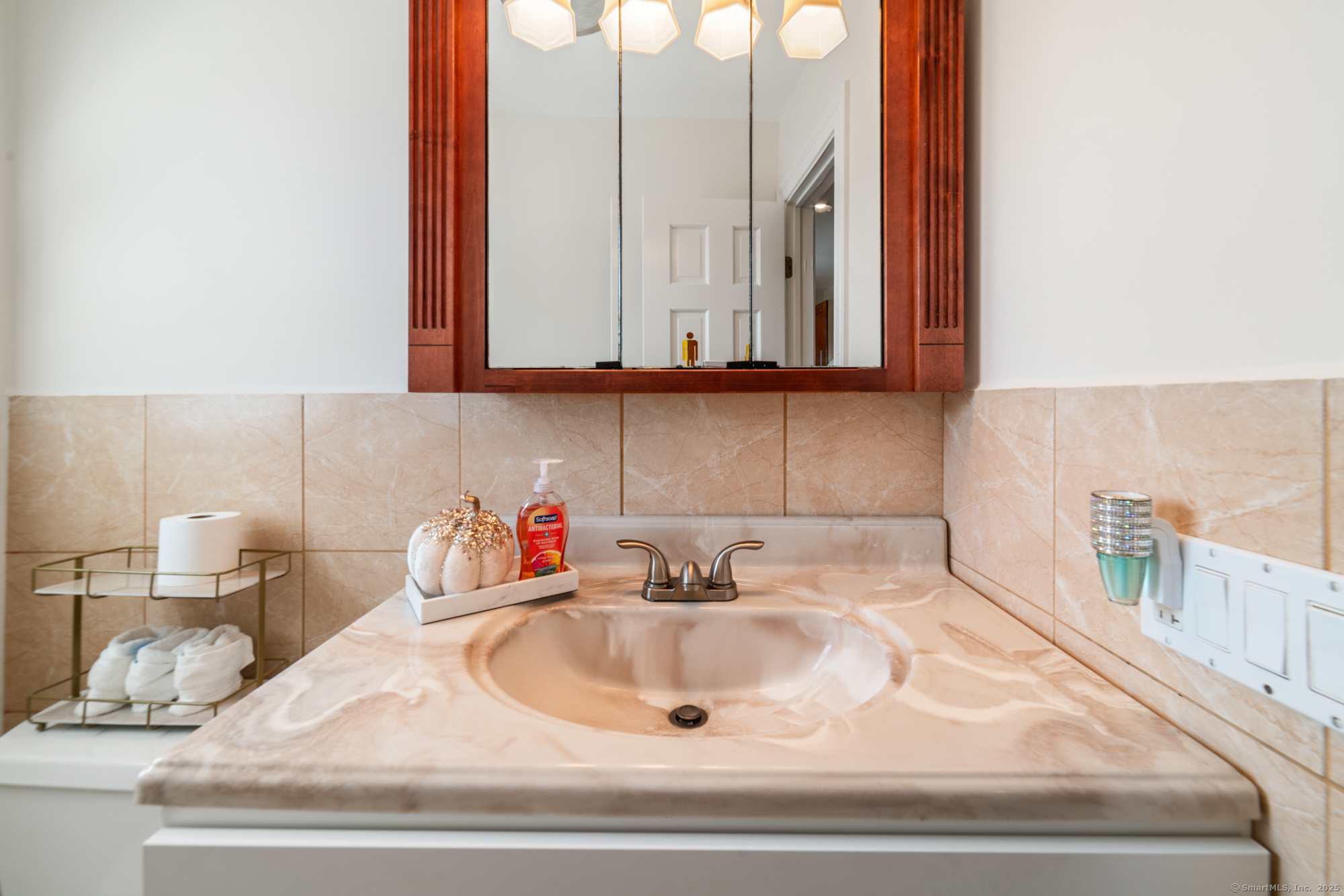 Meriden, Connecticut 06450, United States, 2 Bedrooms Bedrooms, ,2 BathroomsBathrooms,Residential,Active,220243