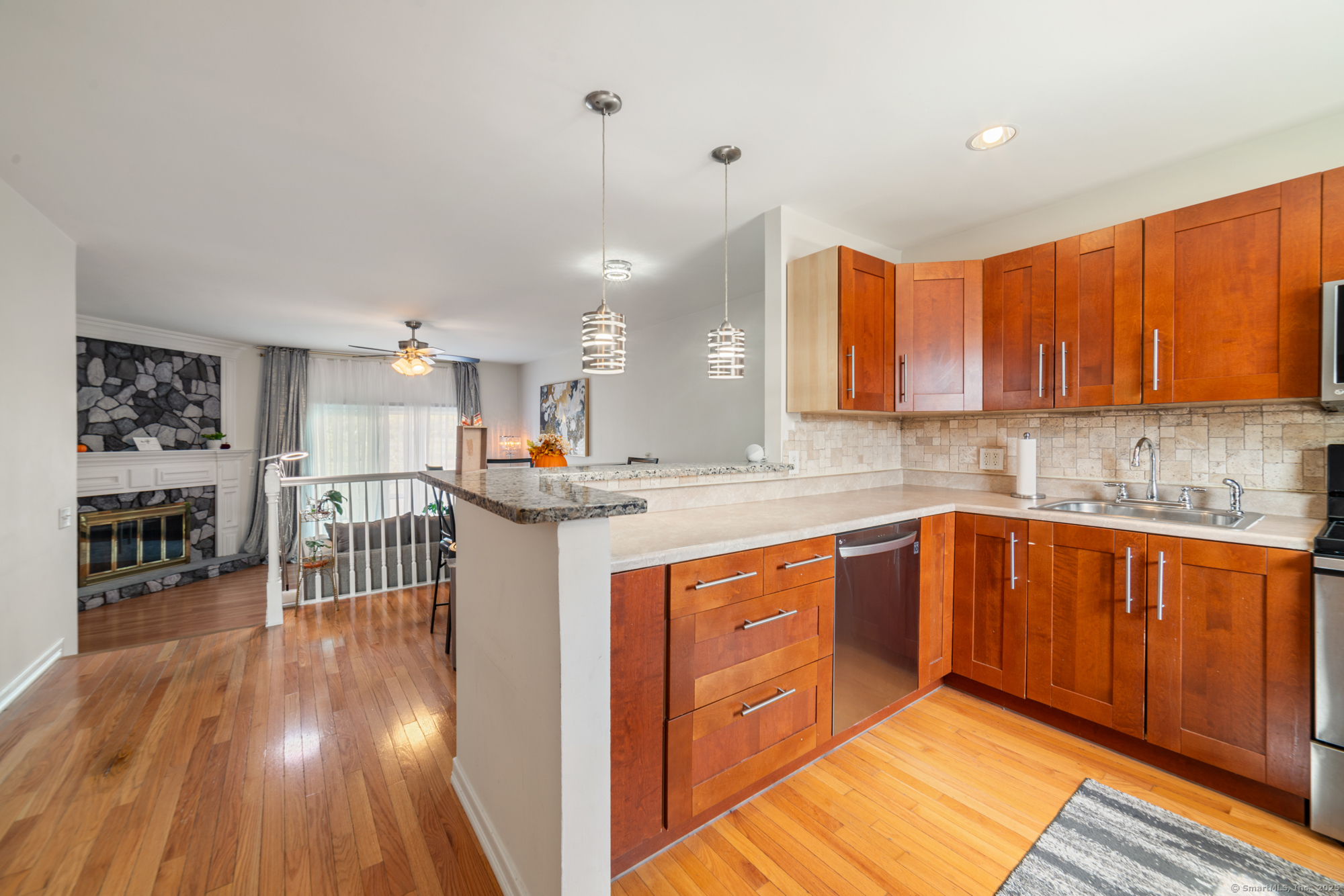 Meriden, Connecticut 06450, United States, 2 Bedrooms Bedrooms, ,2 BathroomsBathrooms,Residential,Active,220243