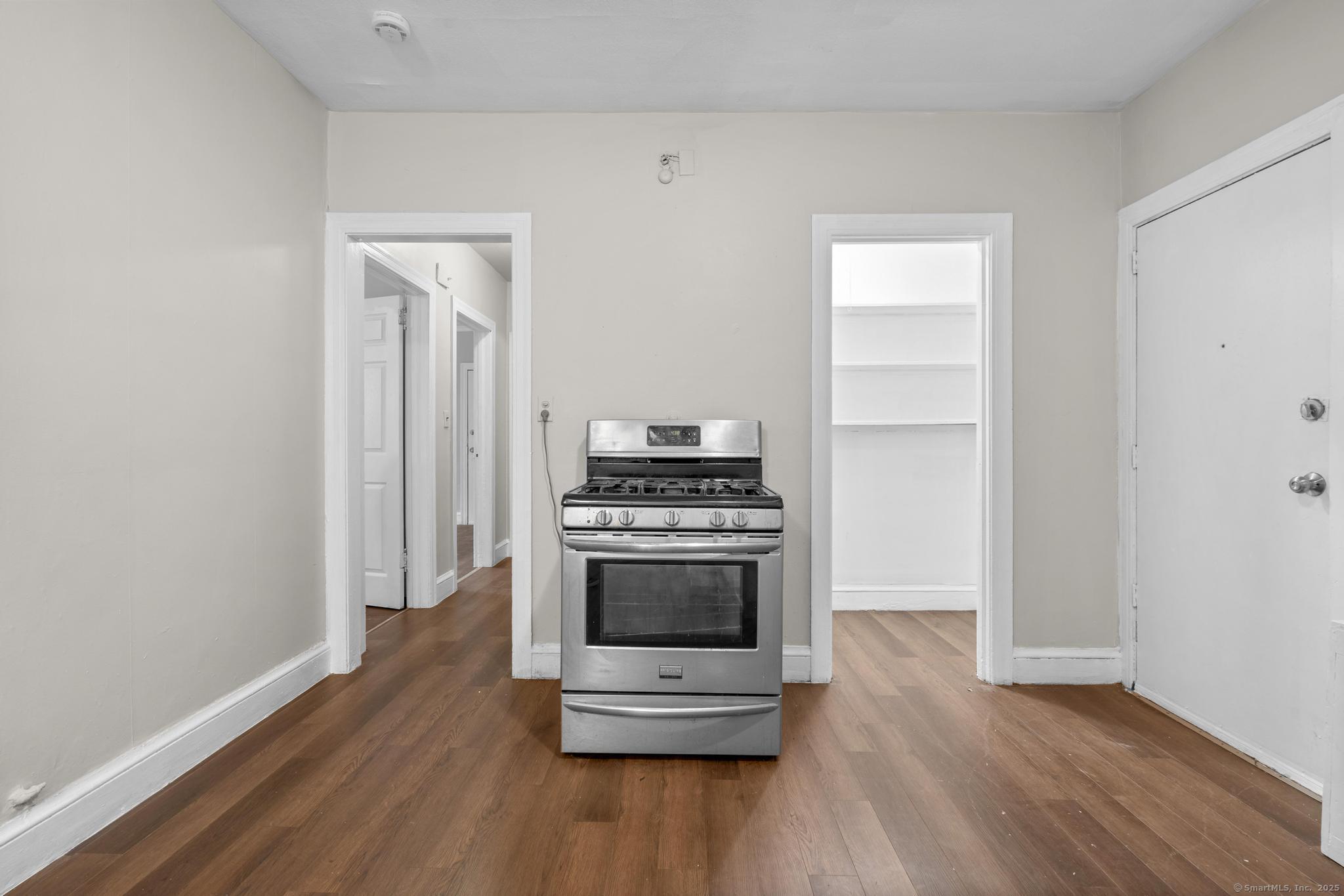 Hartford, Connecticut 06154, United States, 1 Bedroom Bedrooms, ,1 BathroomBathrooms,Residential,Active,189044