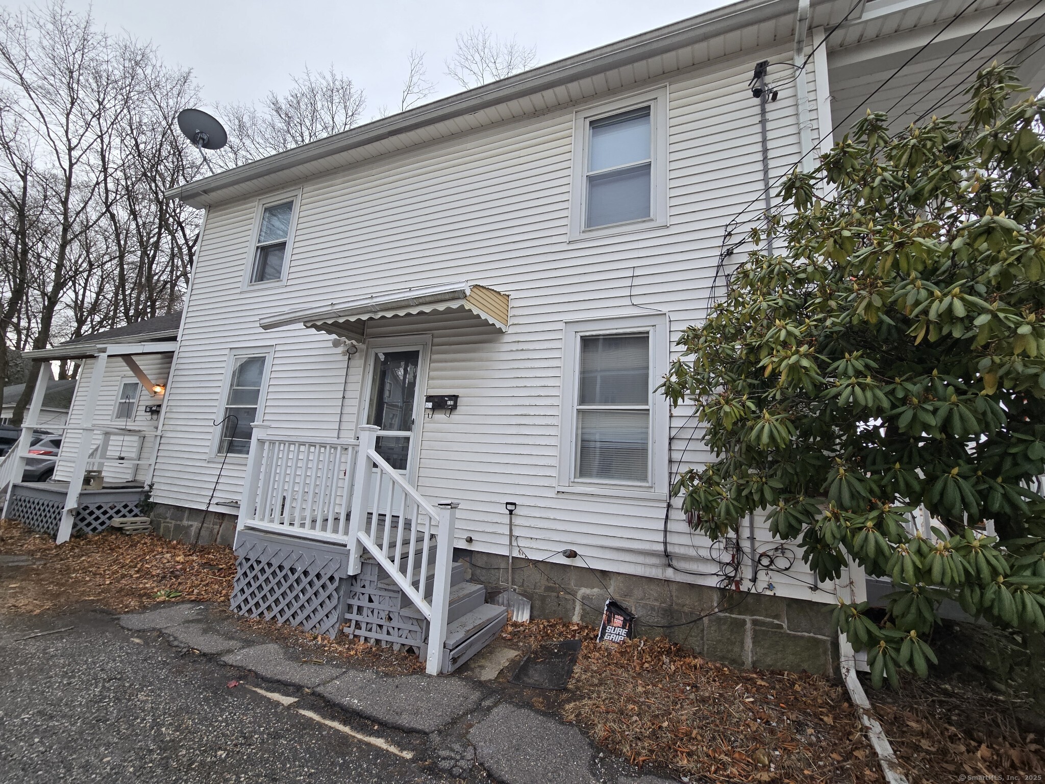 Pearl Street, Torrington, Connecticut - 2 Bedrooms  
1 Bathrooms  
5 Rooms - 