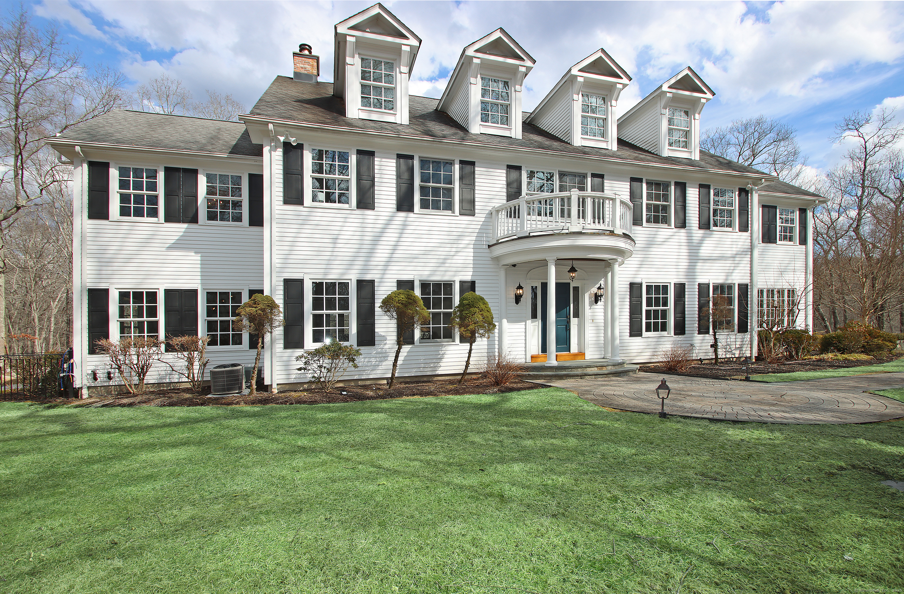 Newtown Turnpike, Weston, Connecticut - 5 Bedrooms  
6.5 Bathrooms  
15 Rooms - 