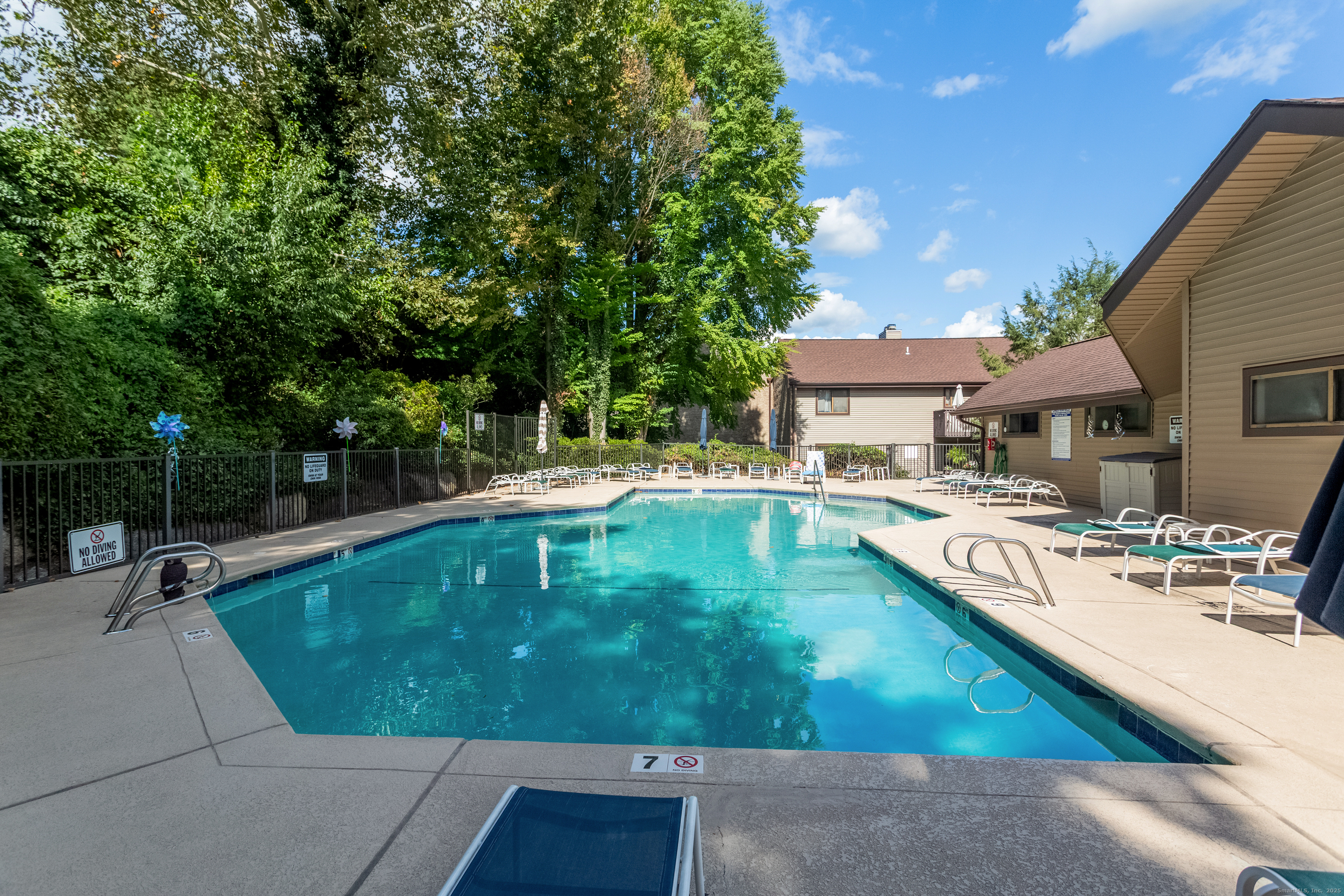 Stamford, Connecticut 06905, United States, 2 Bedrooms Bedrooms, ,2 BathroomsBathrooms,Residential,Active,249326